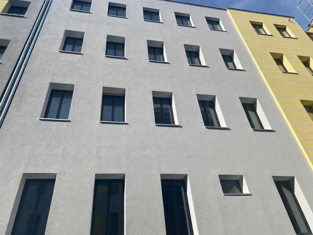 Maisonettewohnung im Zweitbezug mit zwei Balkonen, Einbauküche und zwei Bädern!