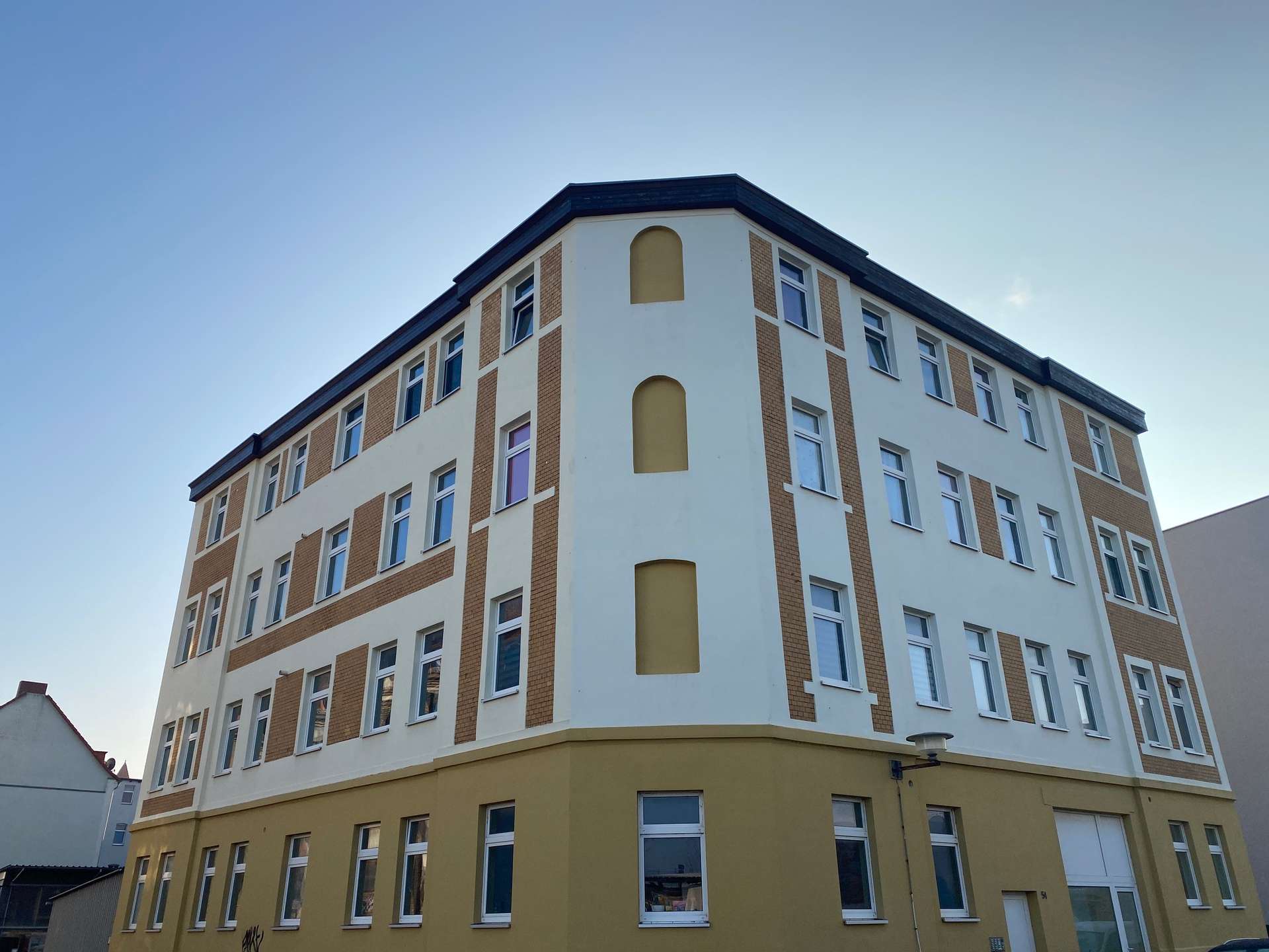 Geräumige Dachgeschoss-Wohnung mit Badewanne, Tageslichtbad und Einbauküche! – Bild 2