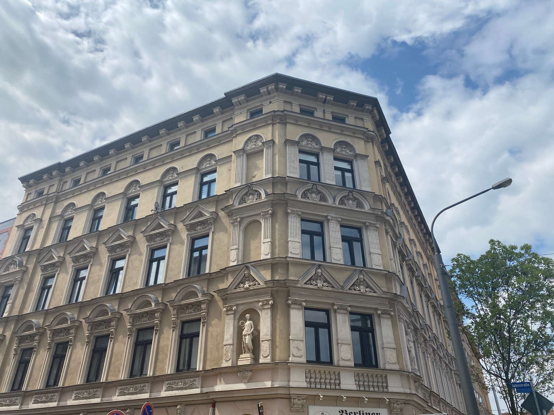 Erstbezug nach Sanierung, Bad mit Fenster, Wanne & Dusche!