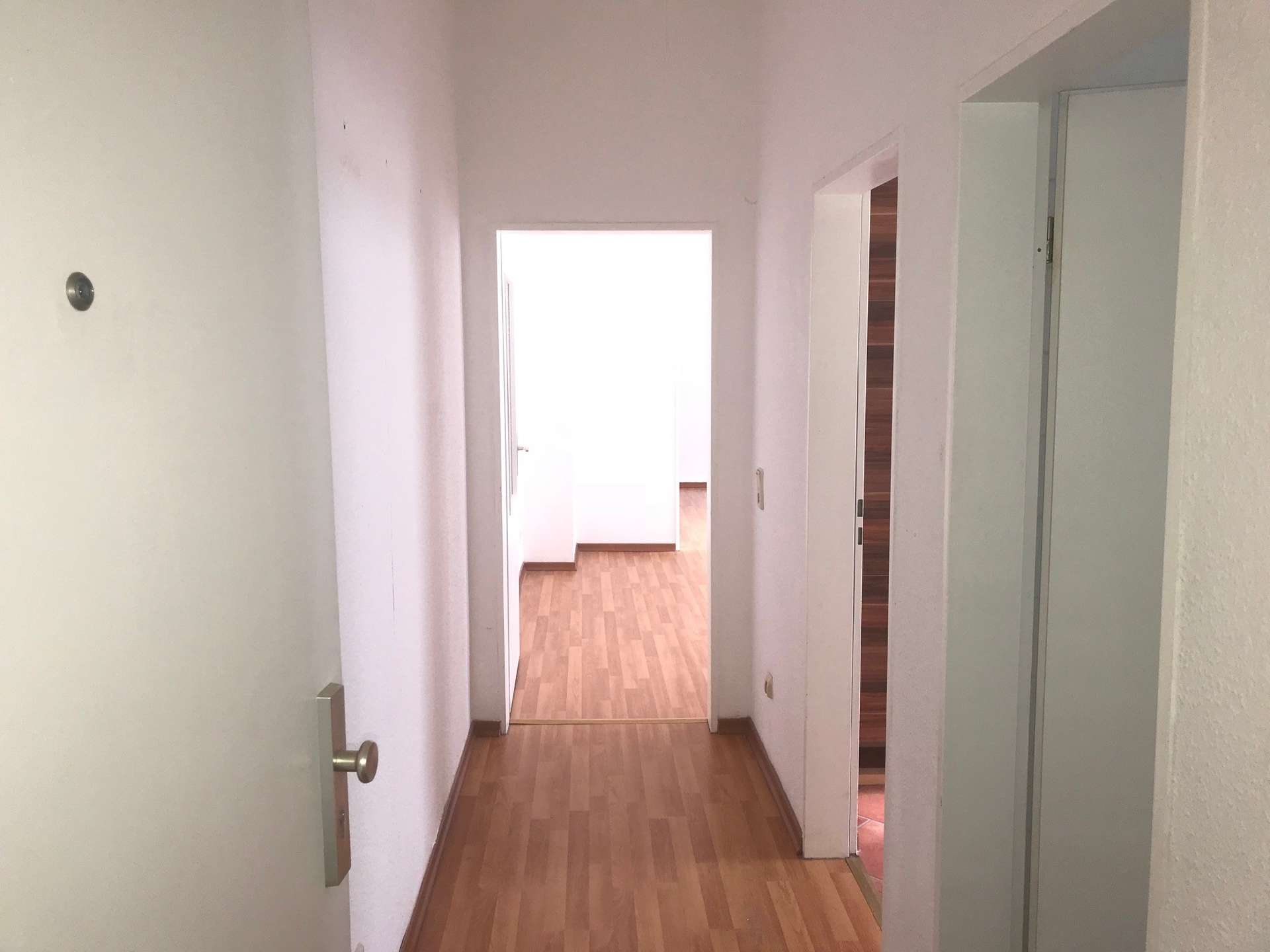 Kleine gemütliche Wohnung im Seitenhaus mit Einbauküche!