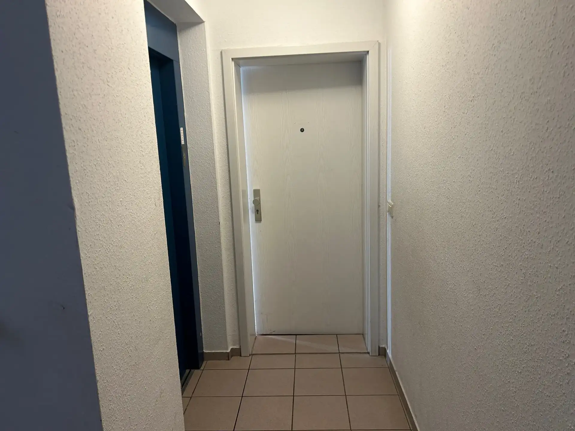 Vermietet! Selbermacher aufgepasst – helle 4 Zimmerwohnung mit Aufzug, Balkon + 1 NKM frei!