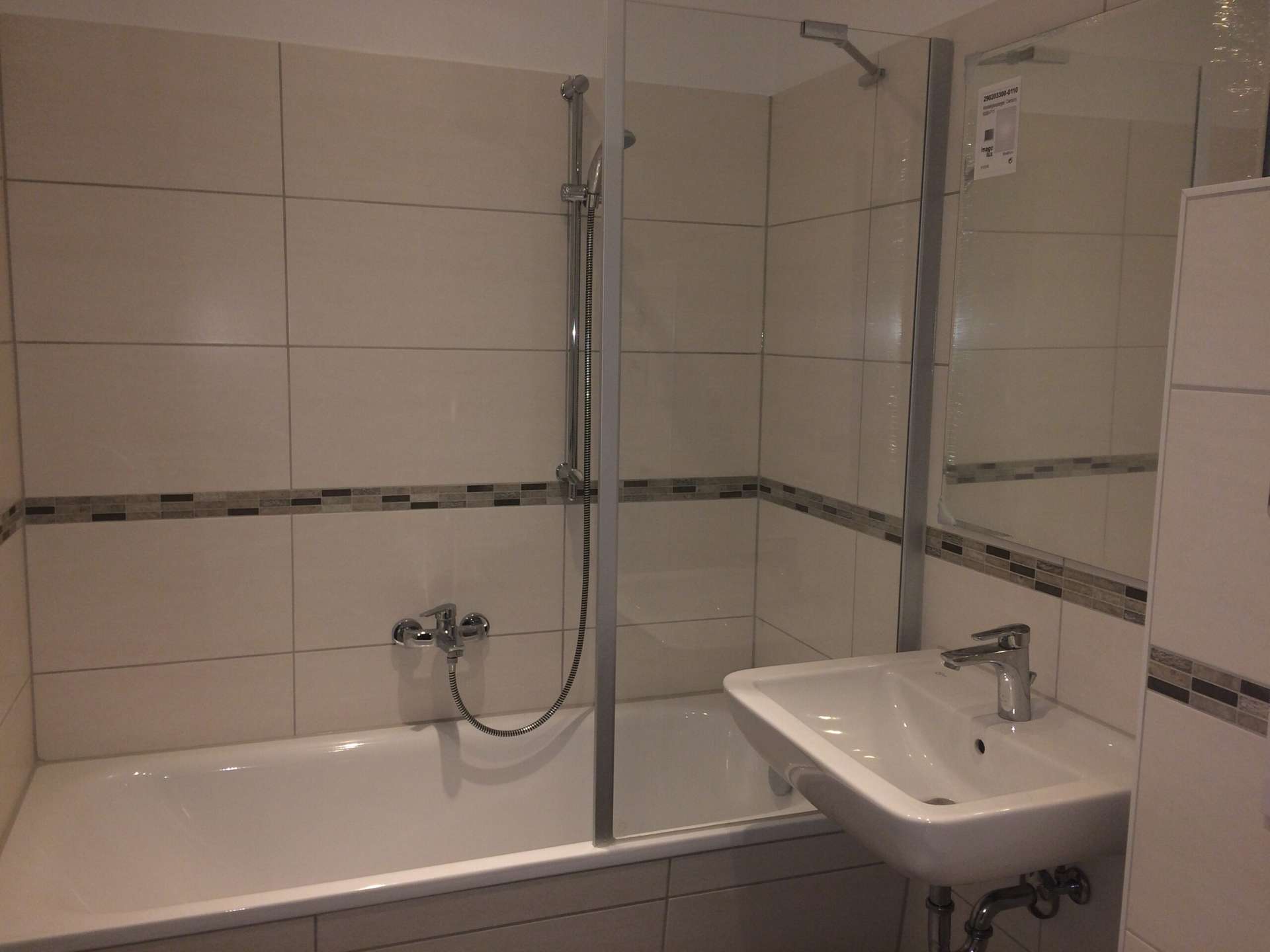 Erstbezug nach Sanierung! Ohne Kaution! Wohnung mit separatem Waschmaschinenraum!