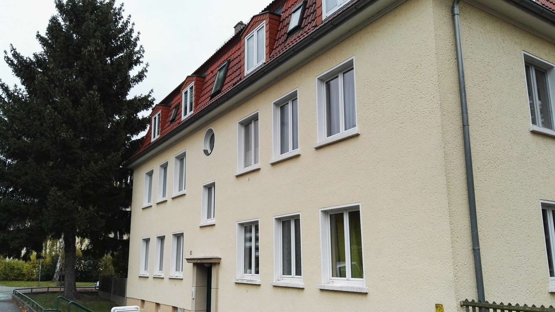 Kleine Familie gesucht, mit zwei Bädern und Balkon ins Grüne! * überarbeitet NaL 28.04.17