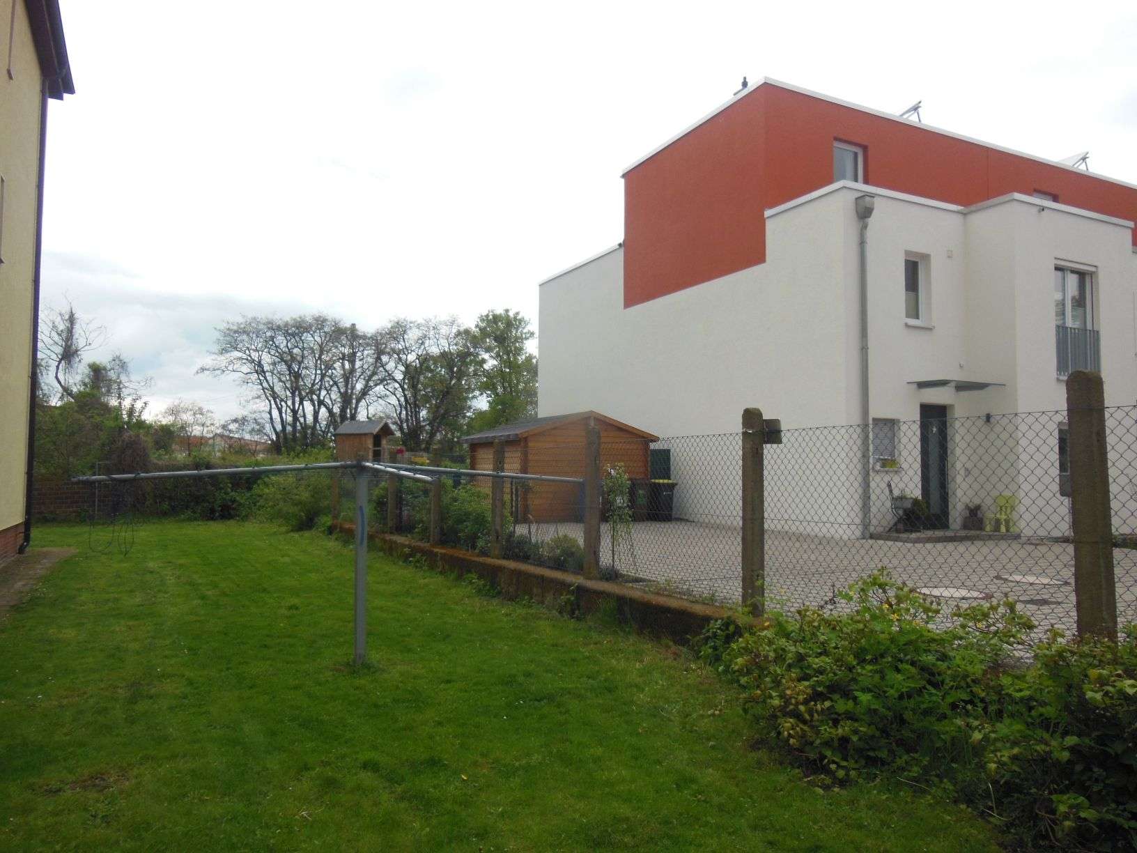 Idyllisch gelegene 2 Zimmer Wohnung, Küche & Bad mit Fenster und Balkon!