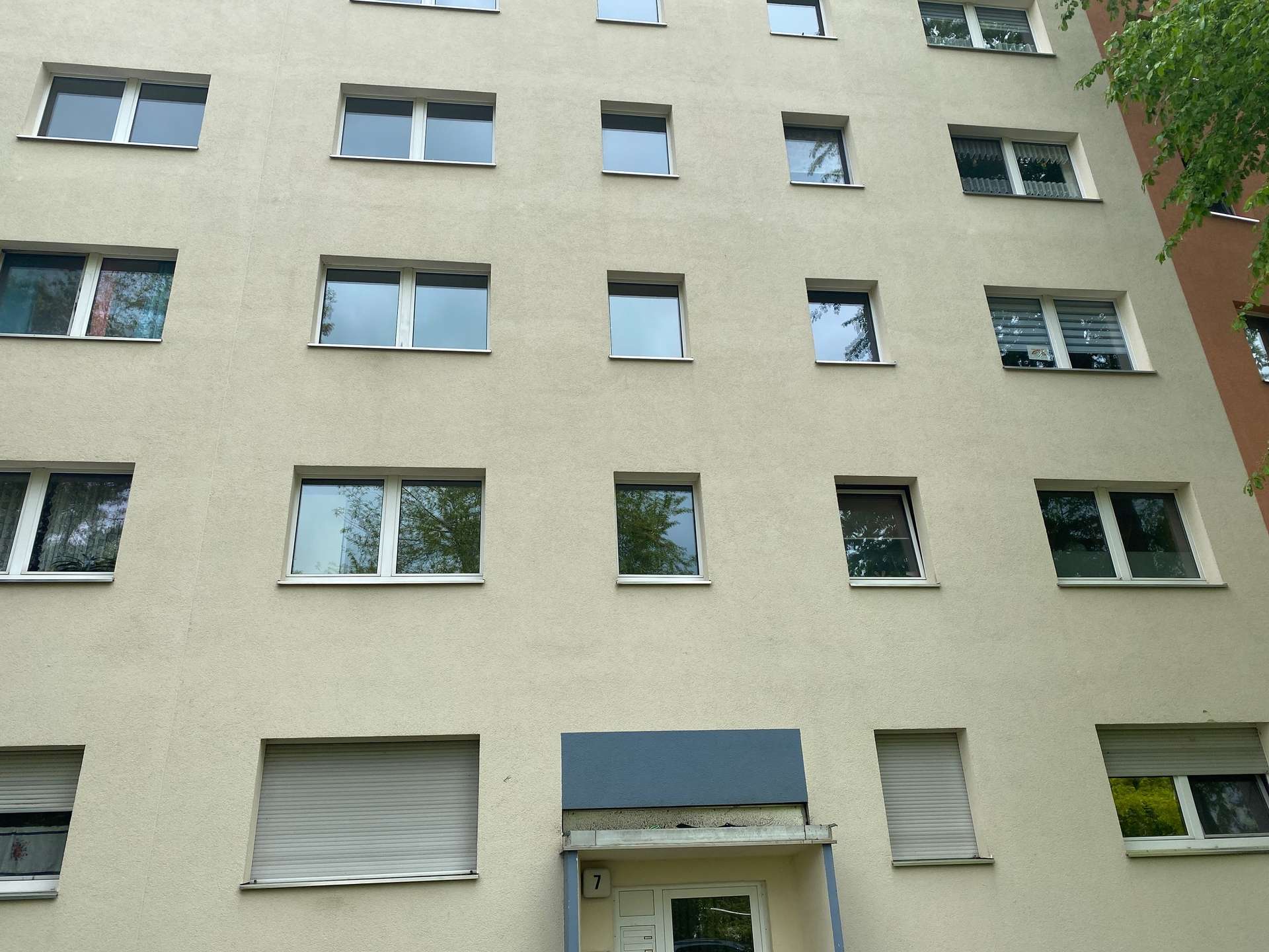 Erstbezug, hochwertig modernisiert, mit Einbauküche, Loggia und schönem Ausblick!