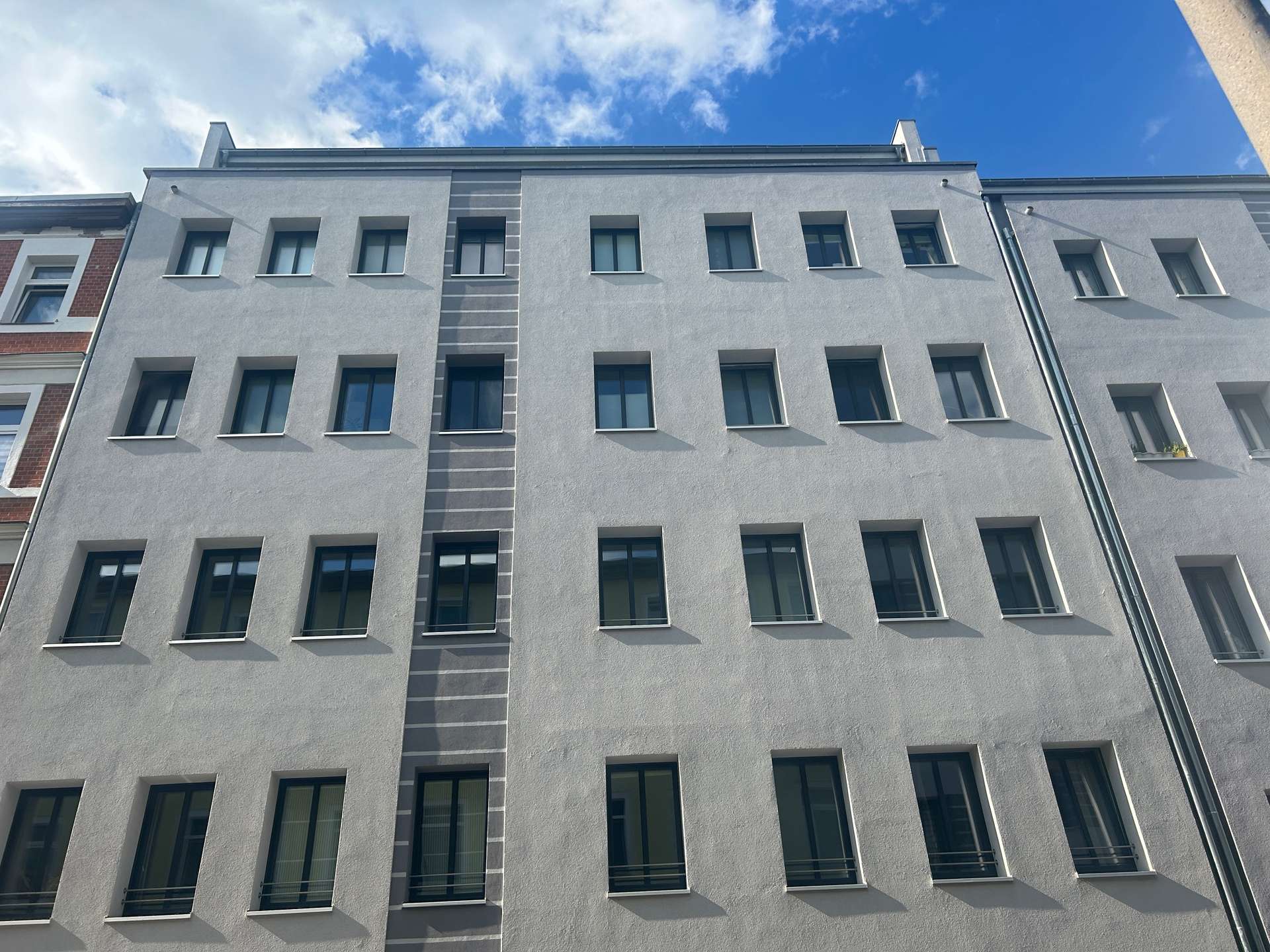 Moderne Wohnung mit Fußbodenheizung, Aufzug, Gäste WC, Hauswirtschaftsraum & Balkon!