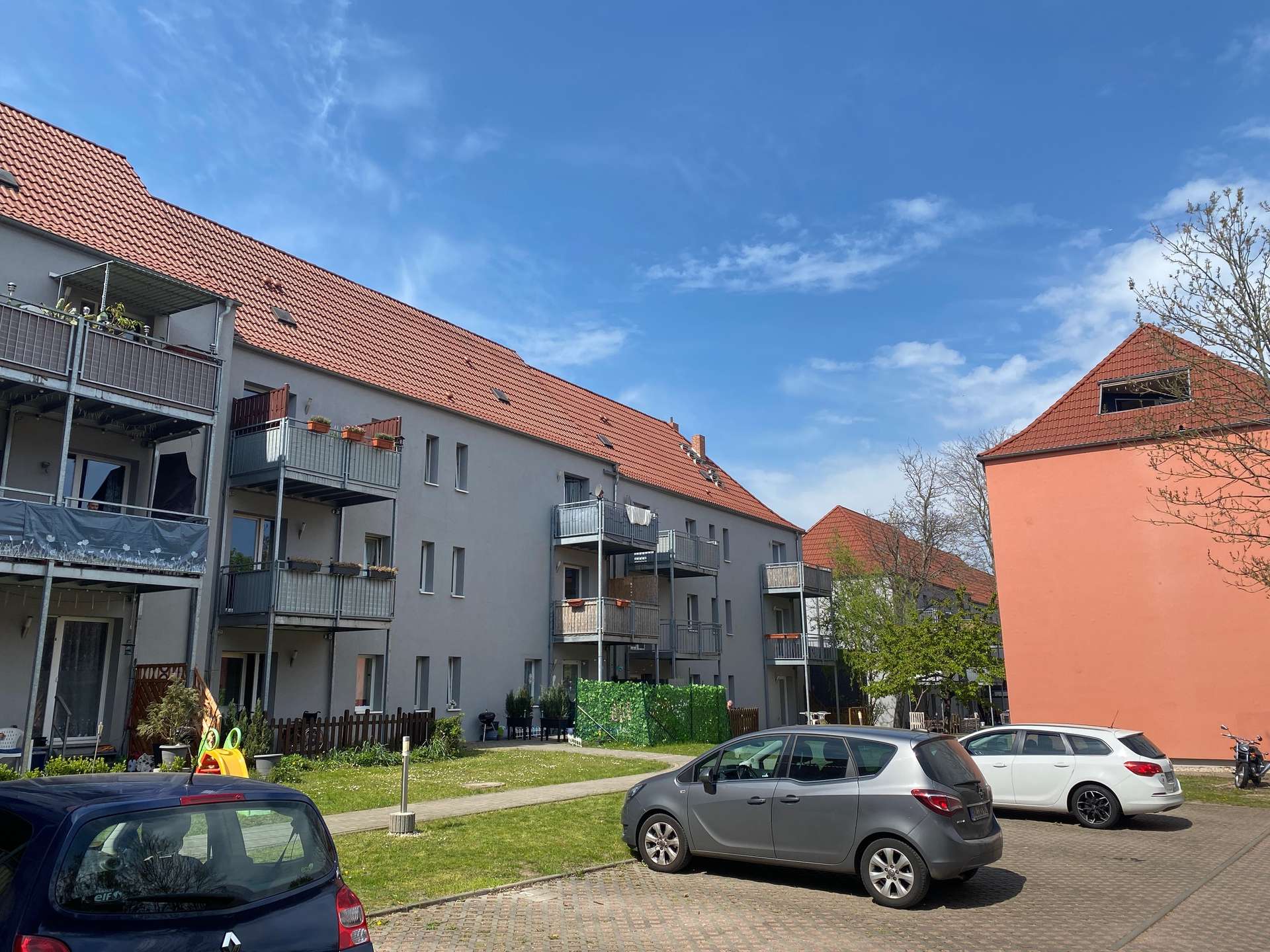 Erstbezug nach Instandhaltung, HWR, Dielung, Balkon und Bad mit Fenster & Wanne!