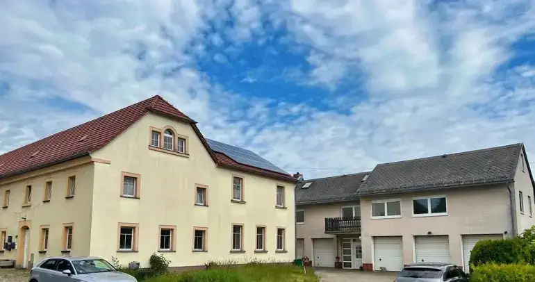 Bald verfügbar! Eigenheim und Kapitalanlage vereint: Einfamilienhaus + Mehrfamilienhaus in ländlicher Lage