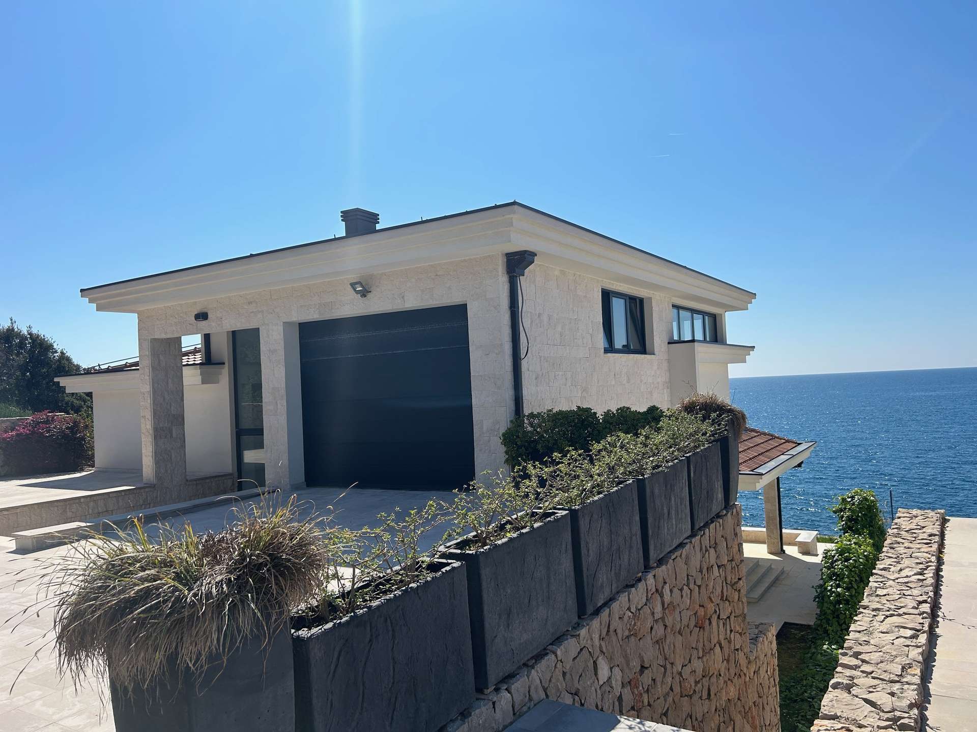 Exklusive Villa zur Selbstnutzung oder Ferienunterkunft in Montenegro, direkt an der Adria zu verkaufen!