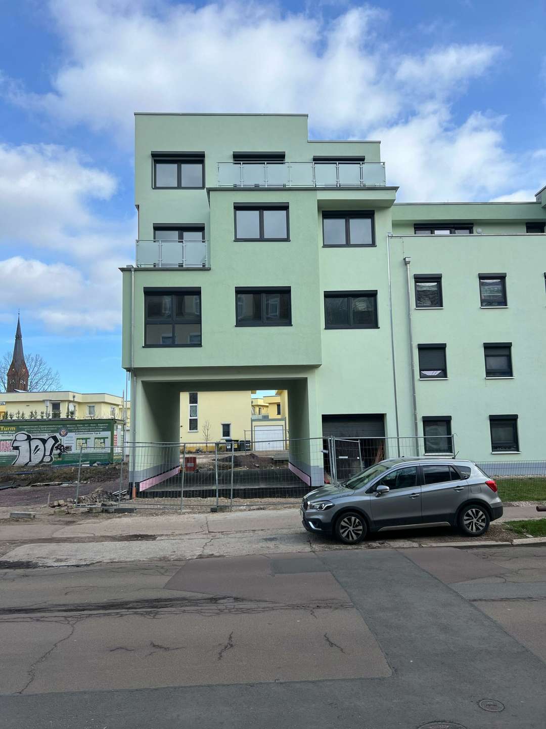 exklusive Eigentumswohnung inkl. sehr hochwertiger Einbauküche und großem Balkon, optional Stellplatz