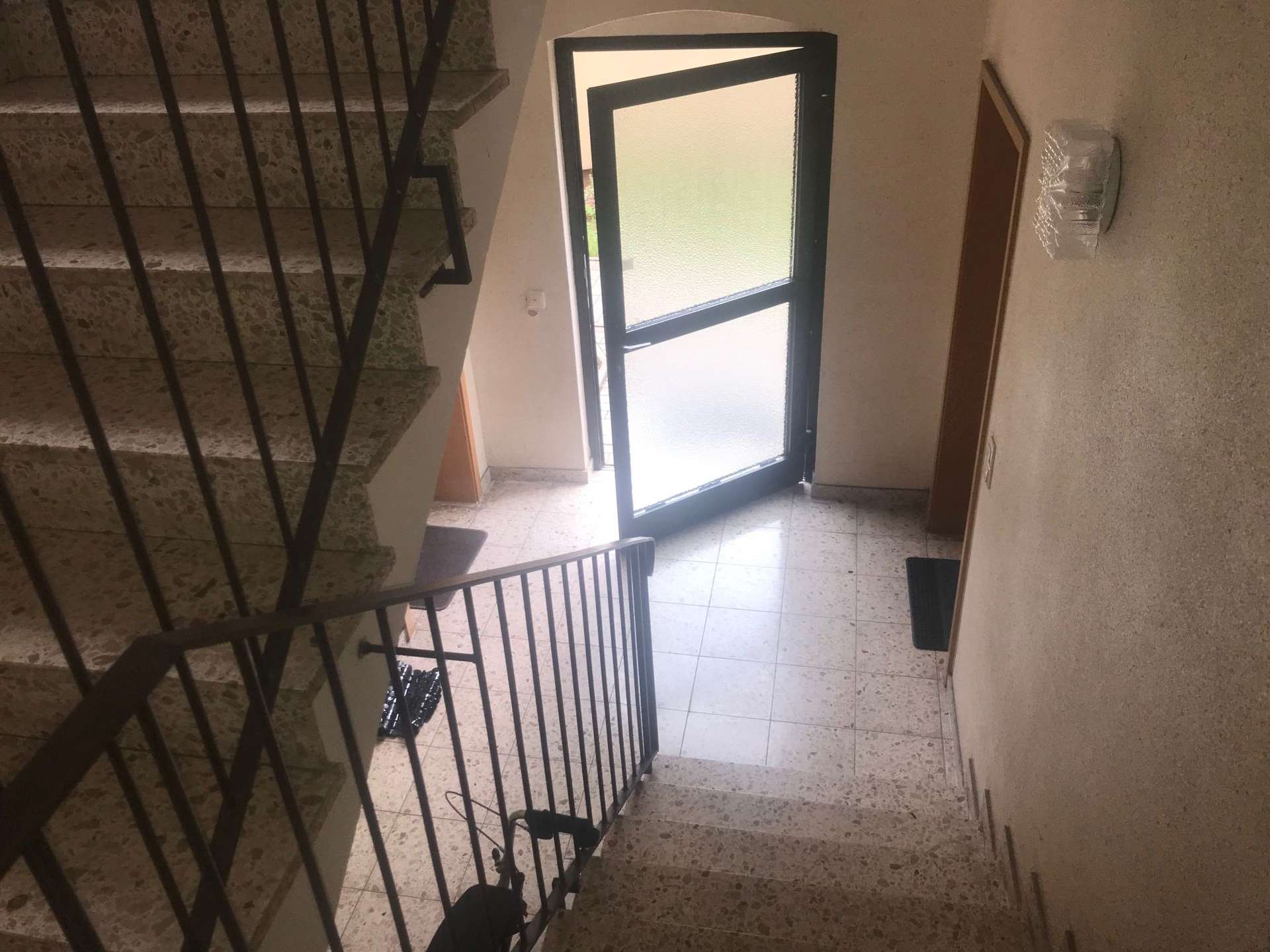 Großzügig geschnittene und ruhig gelegenen, im Hinterhaus mit Einbauküche!