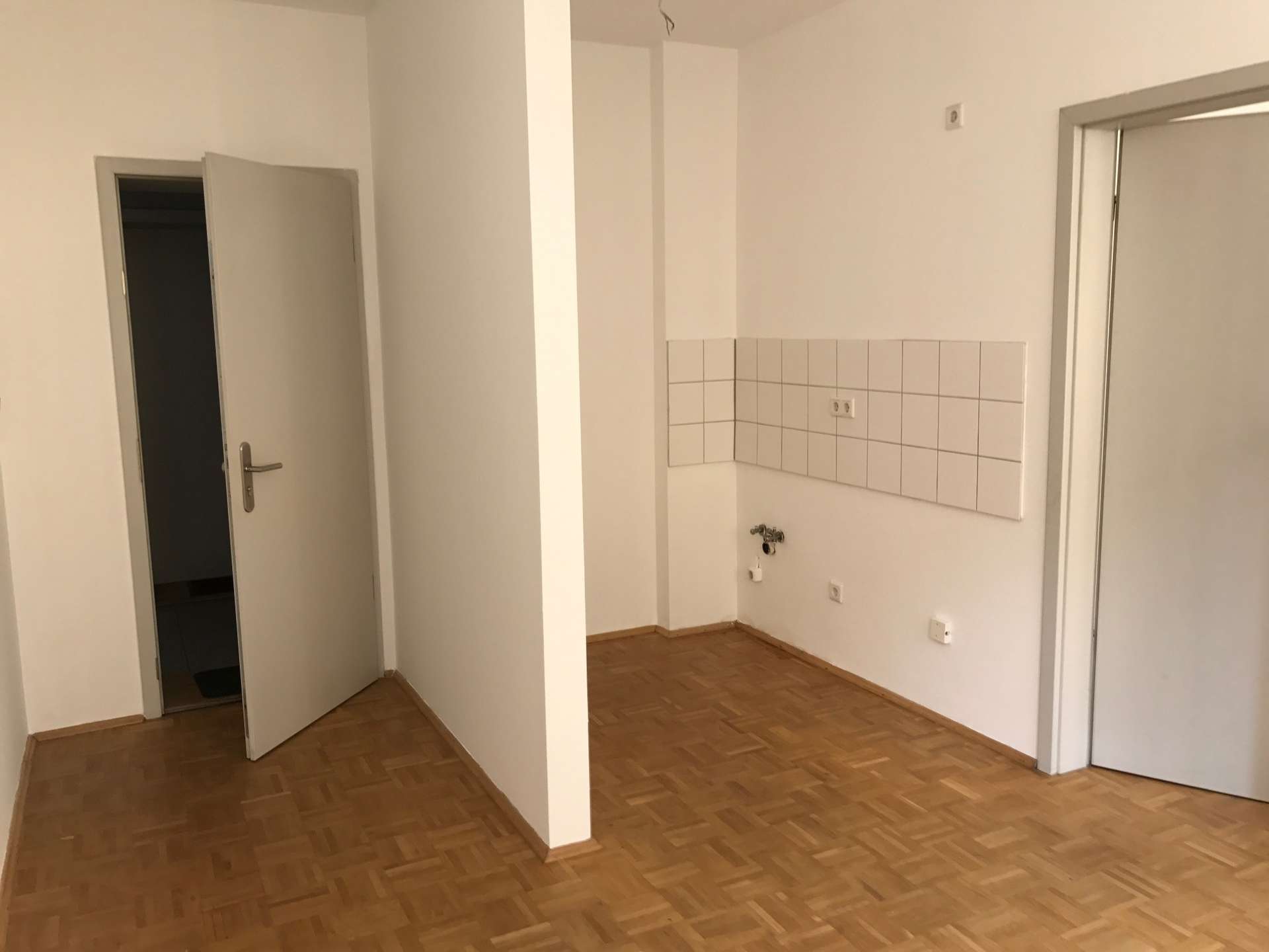 Klein, aber fein und bald mein, mit Parkett und Bad mit Wanne!