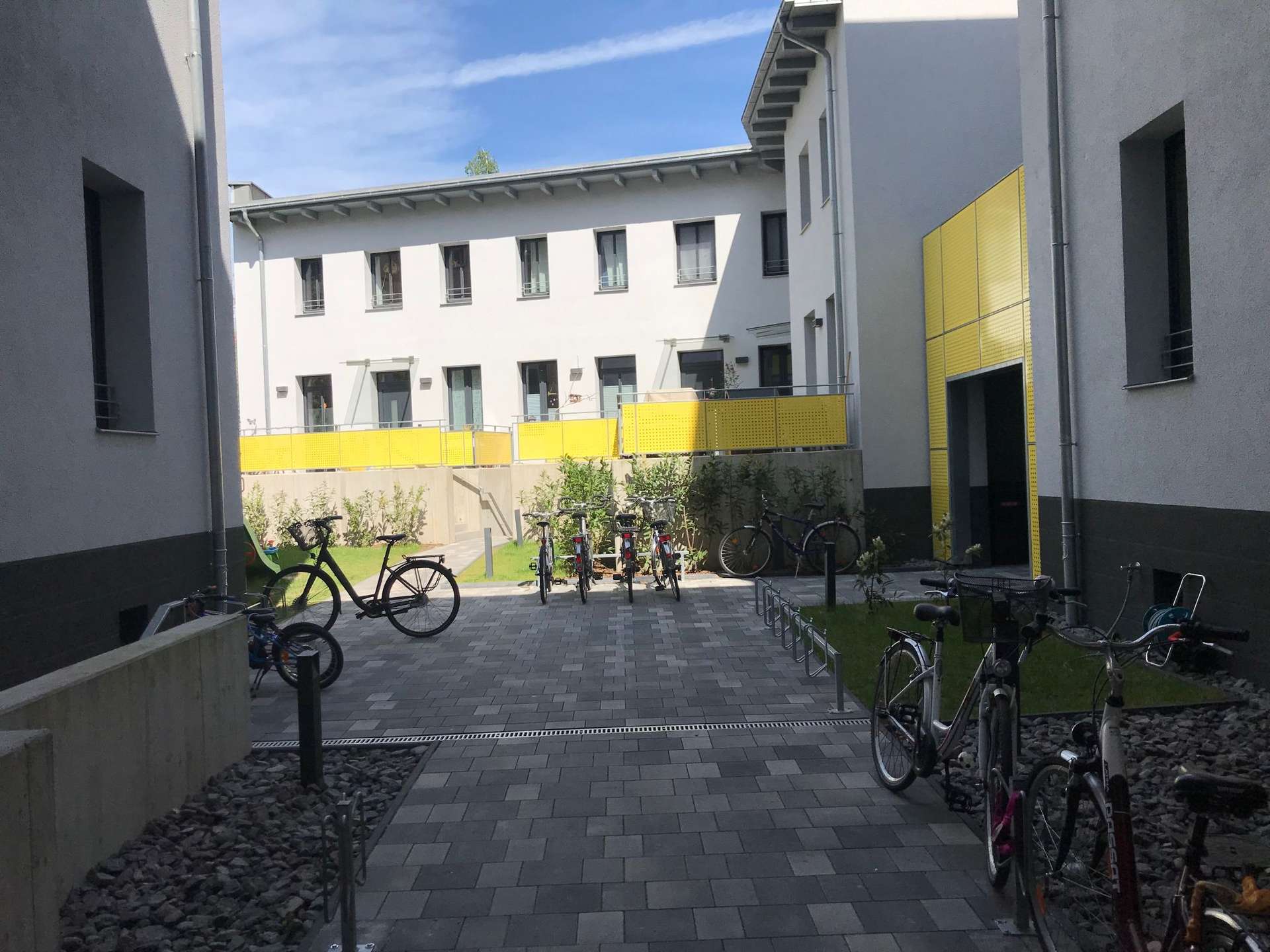 Stadthaus/Reihenhaus im Hinterhof mit Terrasse, Tiefgarage und vielen Extras!