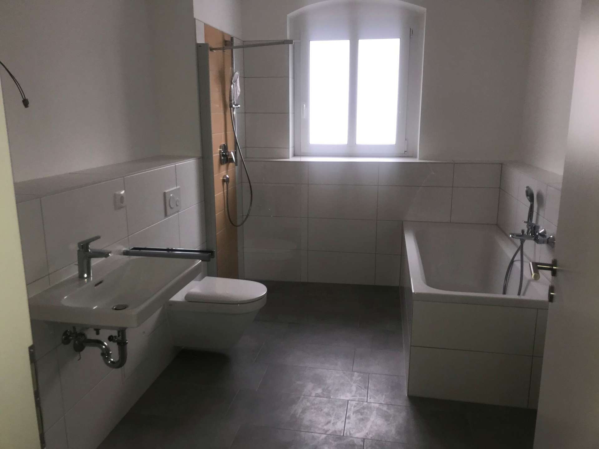 Erstbezug nach Sanierung, Maisonettewohnung im Souterrain und Hochparterre!