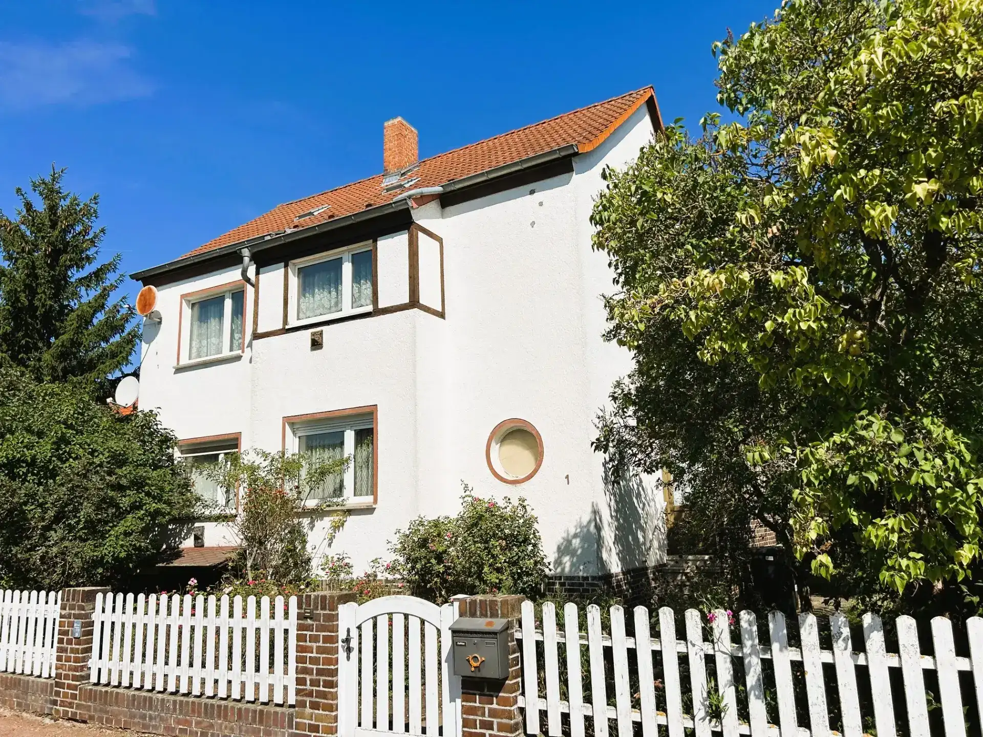 Reserviert! Freistehendes Zweifamilienhaus mit Garten, Garage und Ausbaupotential zu verkaufen!
