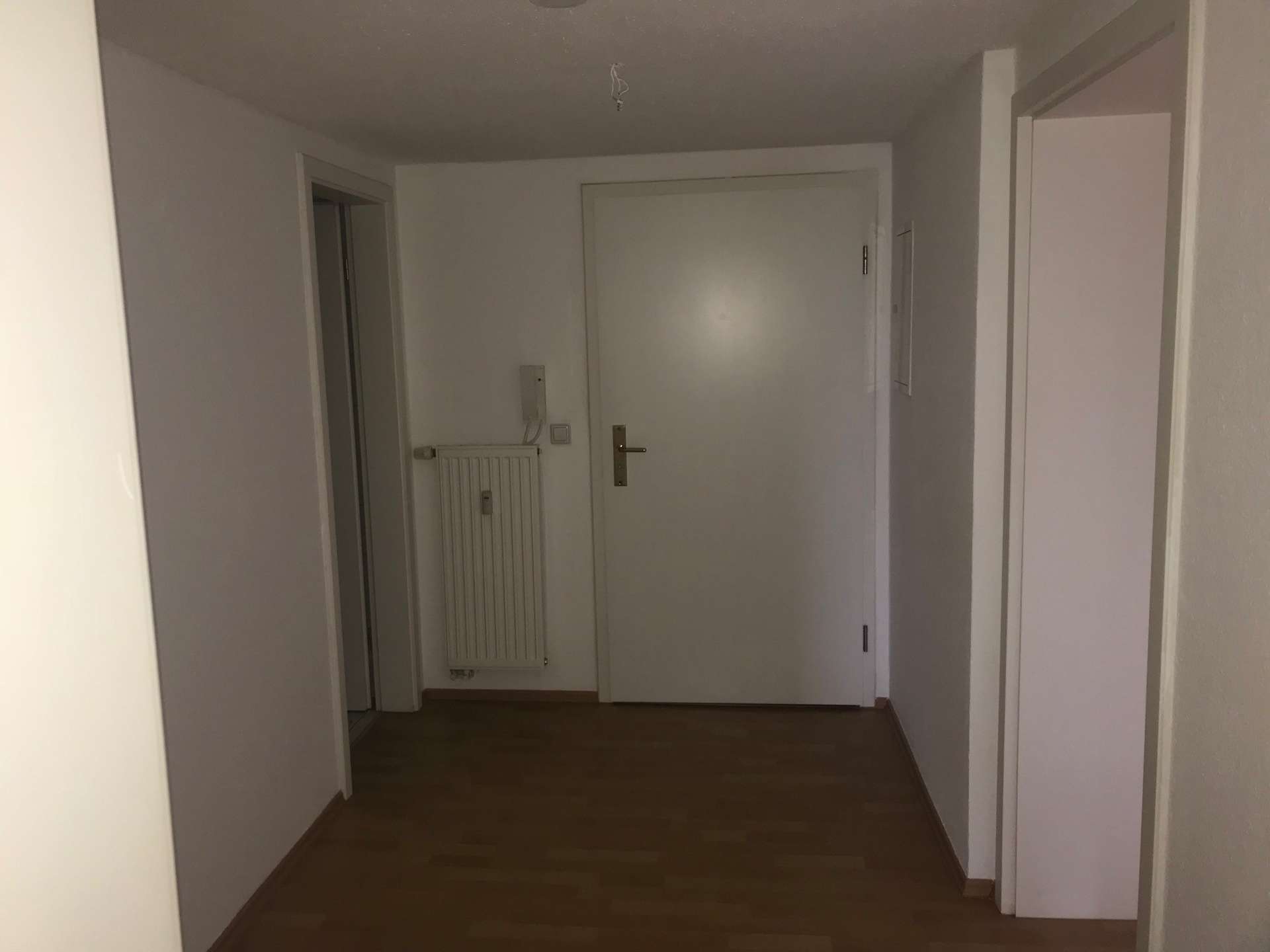 Amerikanisch, gemütliche Dachgeschosswohnung mit Einbauküche im Wohnzimmer!