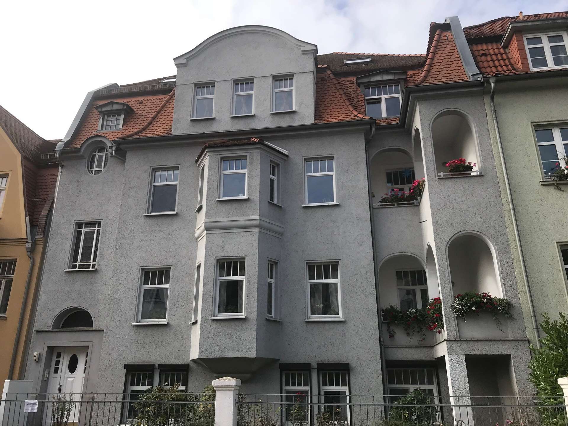 Wohnen Sie nah am beliebten Bergzoo von Halle im Dachgeschoss mit Einbauküche!