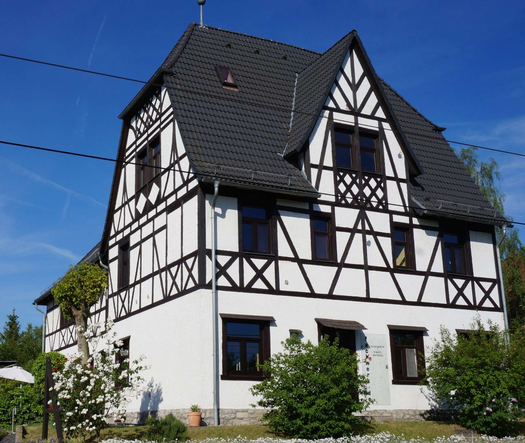 Möblierte Dachgeschosswohnung in stilvoller Villa!
