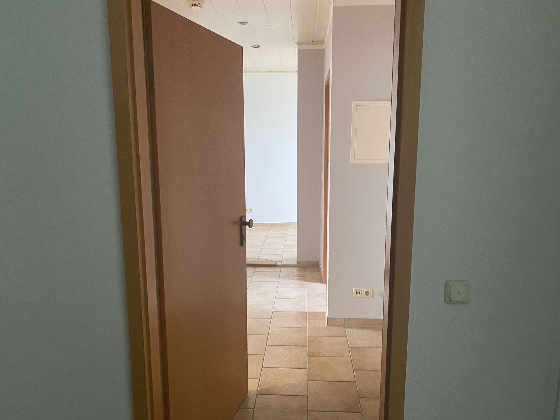 Geräumige Dachgeschosswohnung, Bad mit Fenster und Wanne!
