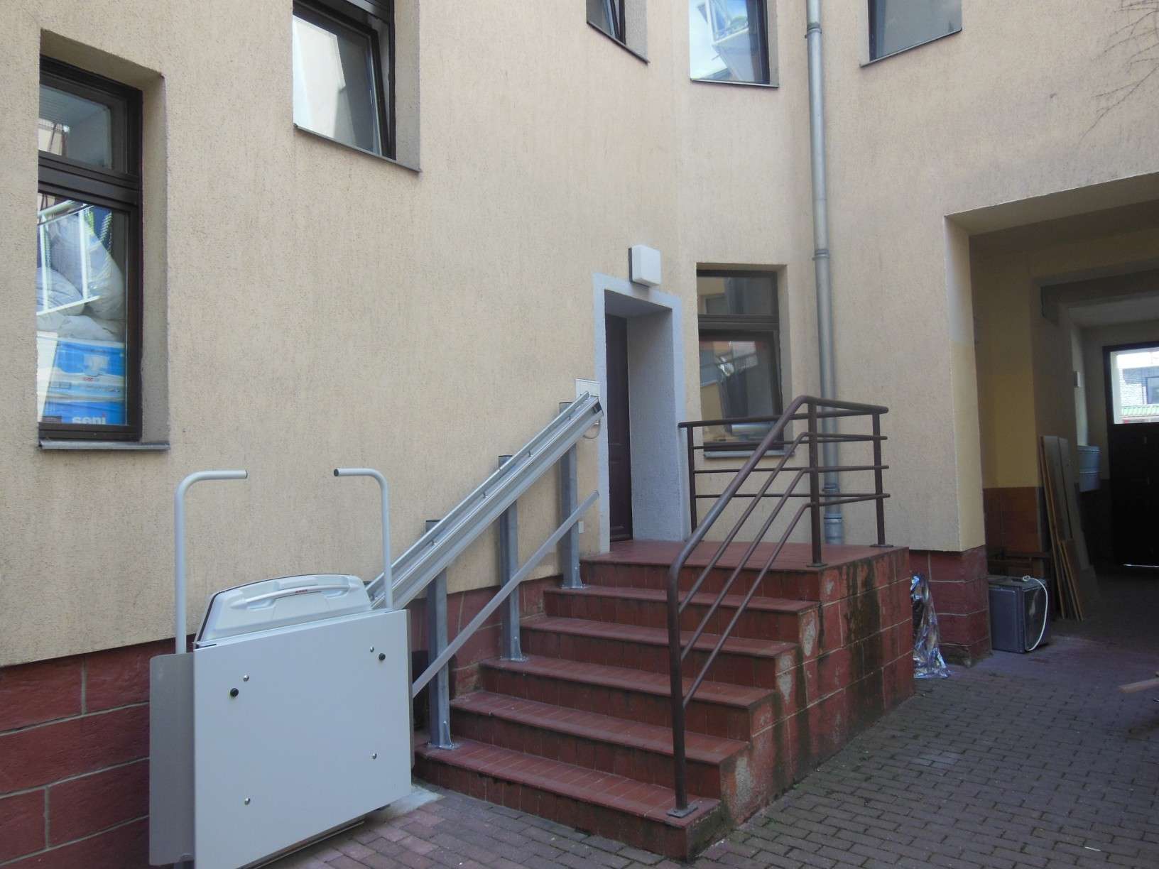 In zentraler Lage mit Einbauküche, Küche & Bad mit Fenster!