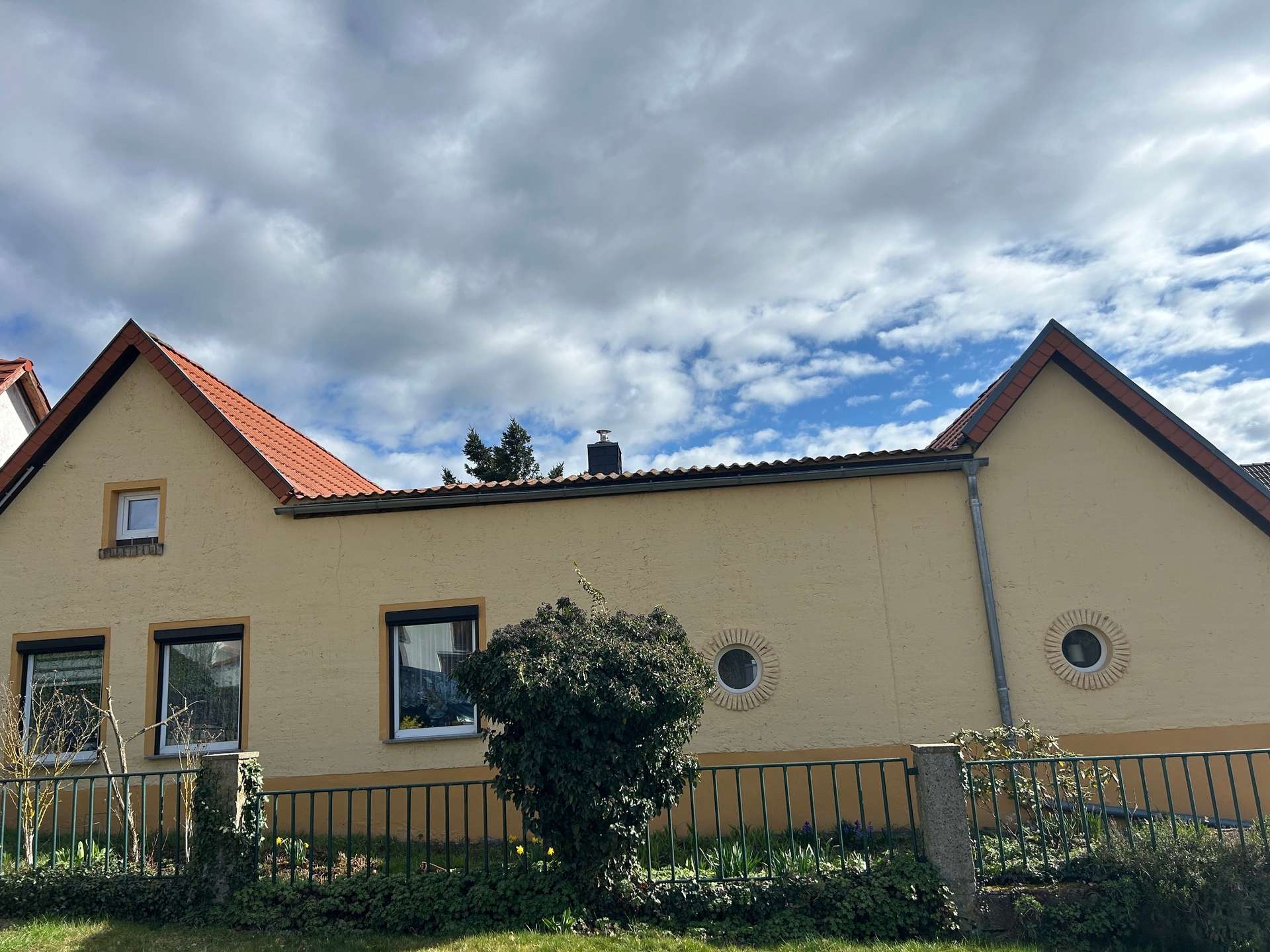 Bald verfügbar! Charmantes Einfamilienhaus mit rustikalem Flair, Gartenidylle und viel Gestaltungspotenzial in Wettin-Löbejün!