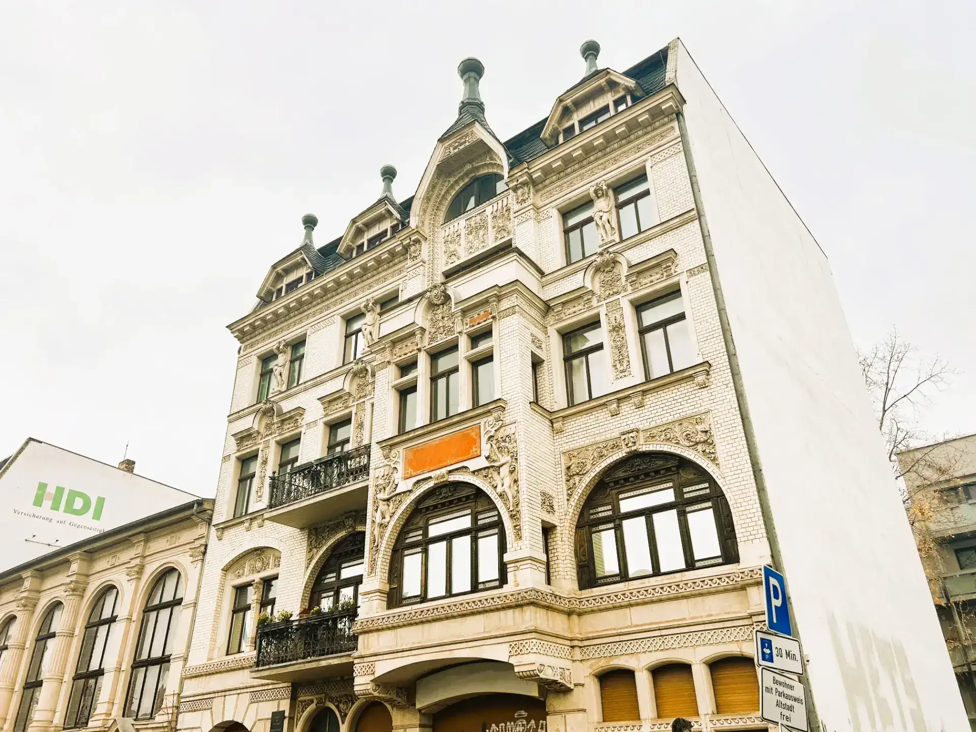 Vermietet! Exklusive Altbauwohnung mit Direktaufzug, Balkon, 2 Bädern & großer Wohnküche!