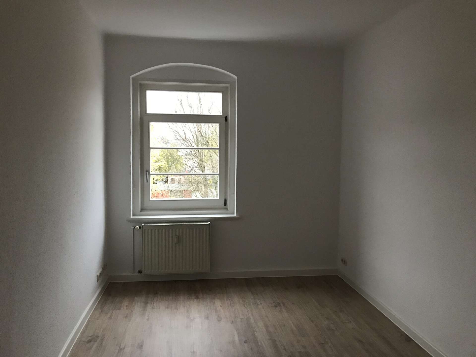 Ohne Kaution! Erstbezug nach Modernisierung! Moderne Wohnung mit Wanne und separatem WC!