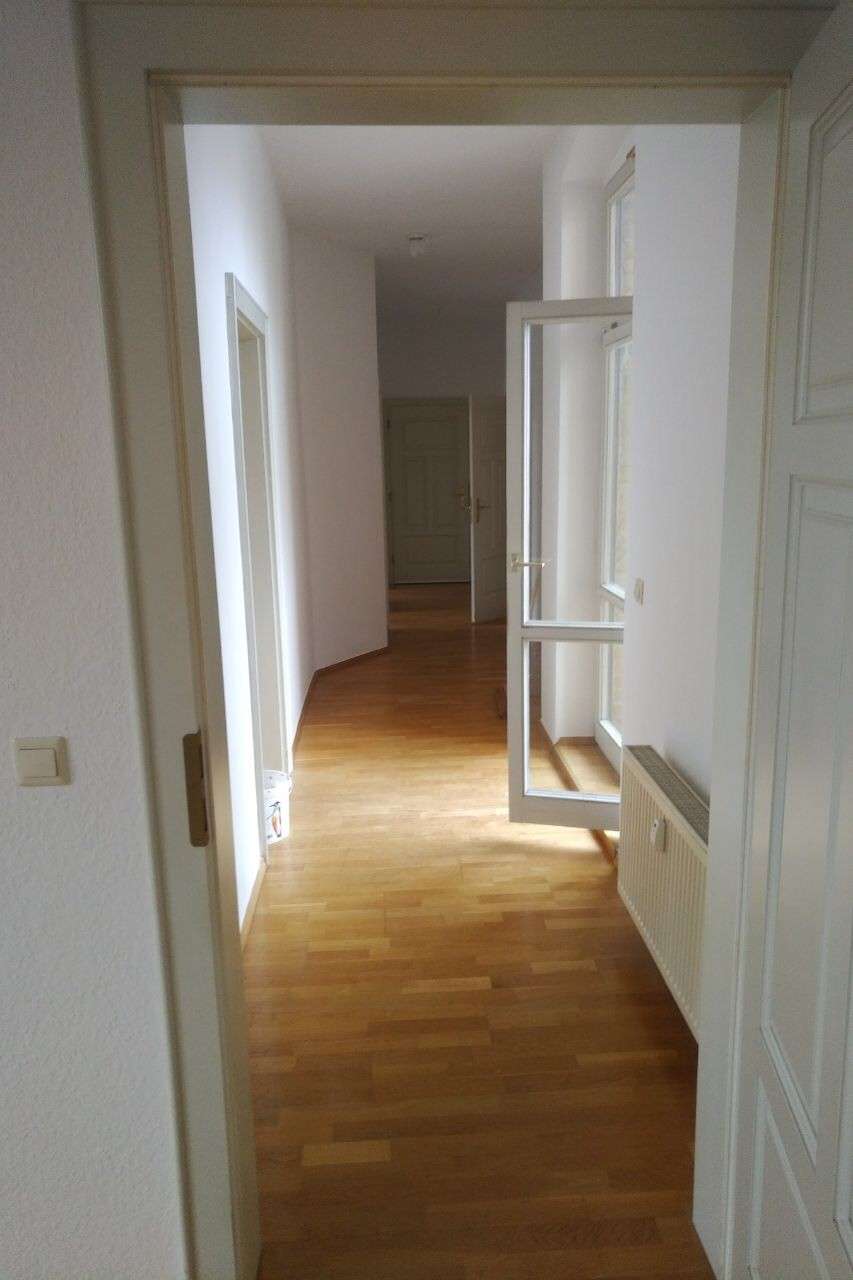 Parkett, Doppelwaschtisch, Wanne, Dusche und Balkon...