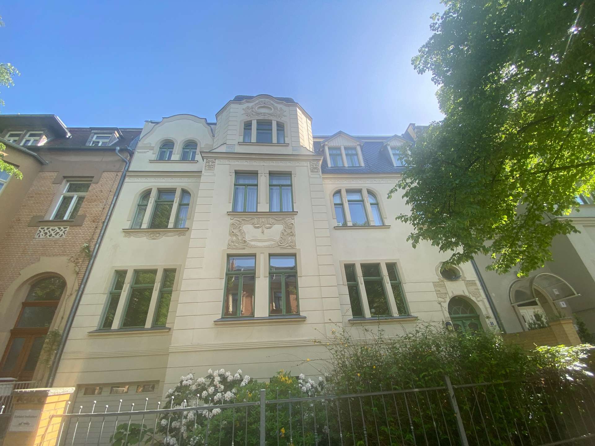 Dachgeschosswohnung im Einzeldenkmal mit Parkett, Einbauküche, Balkon uvm.