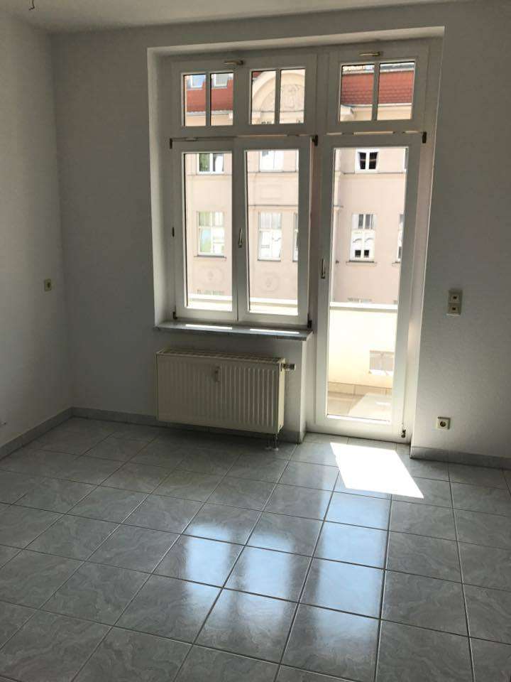 NEU RENOVIERTE UND ZENTRAL GELEGENE 2 RAUMWOHNUNG MIT BALKON