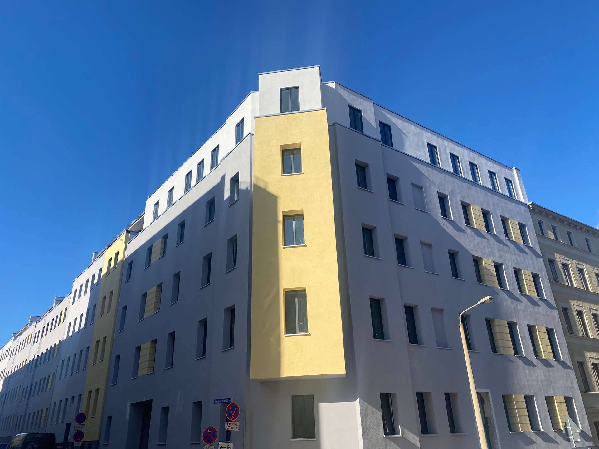 Wohnung im Dachgeschoss mit Ankleide, Einbauküche, Balkon, Aufzug und Fußbodenheizung und Klimaanlage!