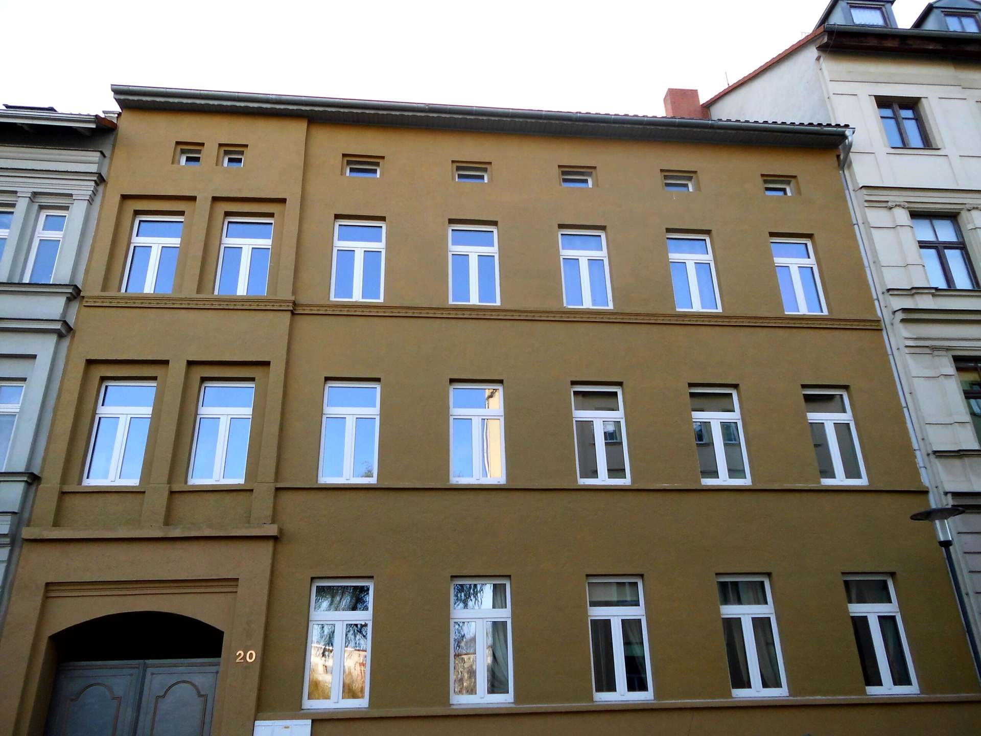Liebevoll hergerichtete Wohnung mit Parkett und Tageslichtbad mit Wanne!