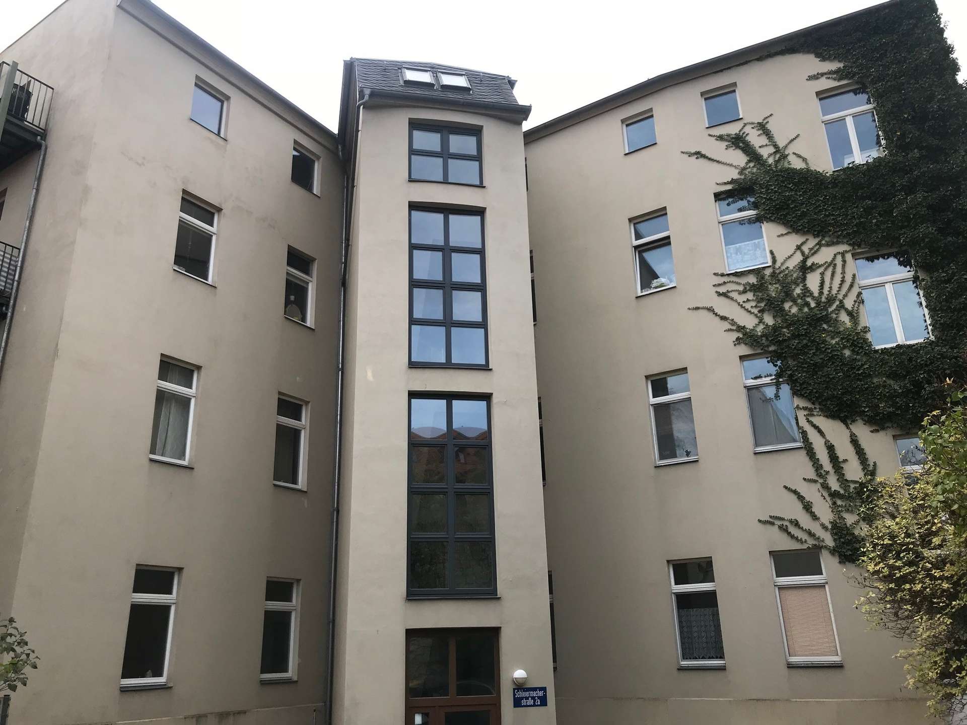 Am Thomas-Müntzer-Platz gemütliche Dachgeschosswohnung mit Einbauküche!