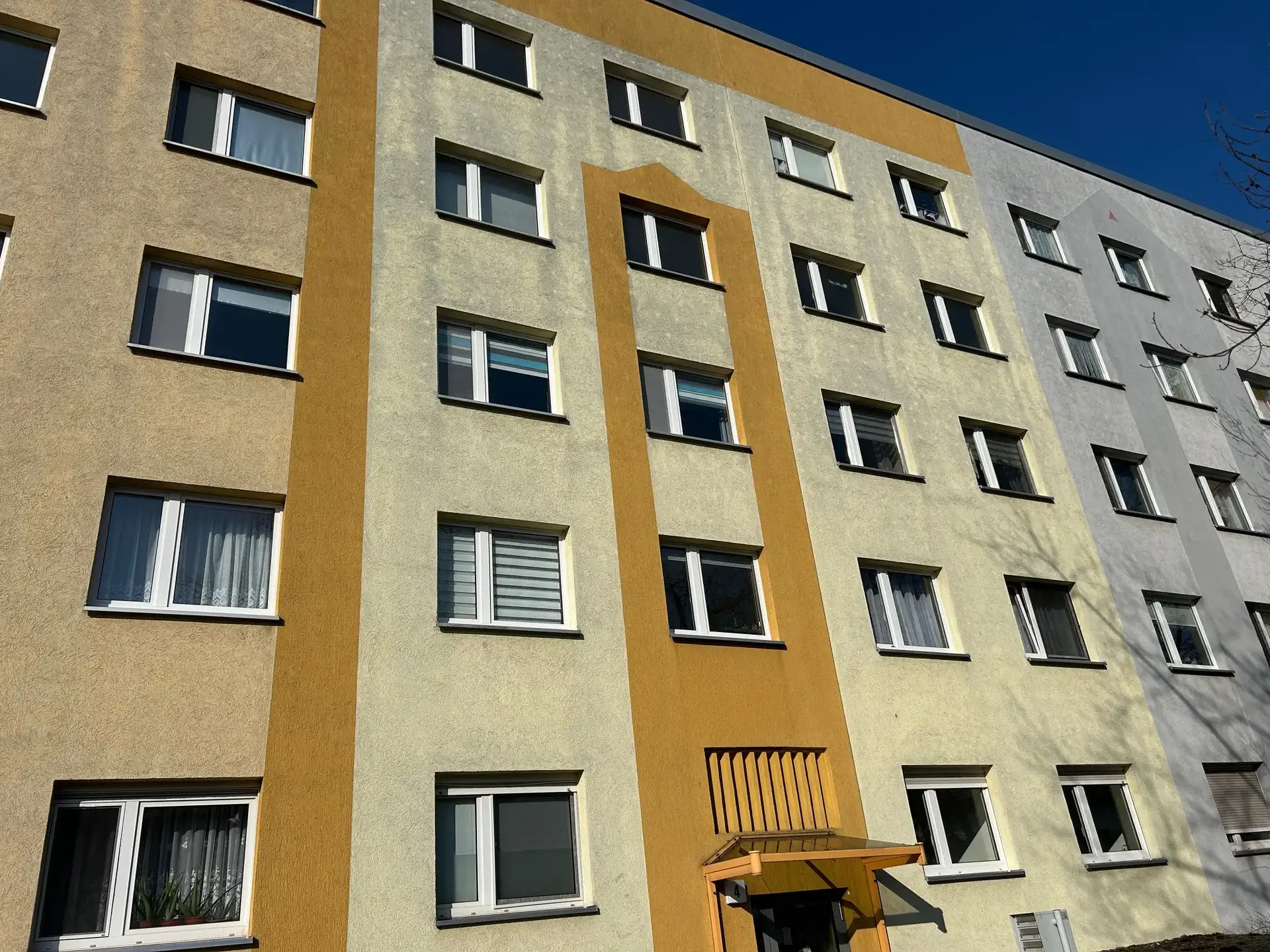 Helle 3-Zimmer-Wohnung in Randlage von Halle-Neustadt, idyllisch im Grünen und Loggia!