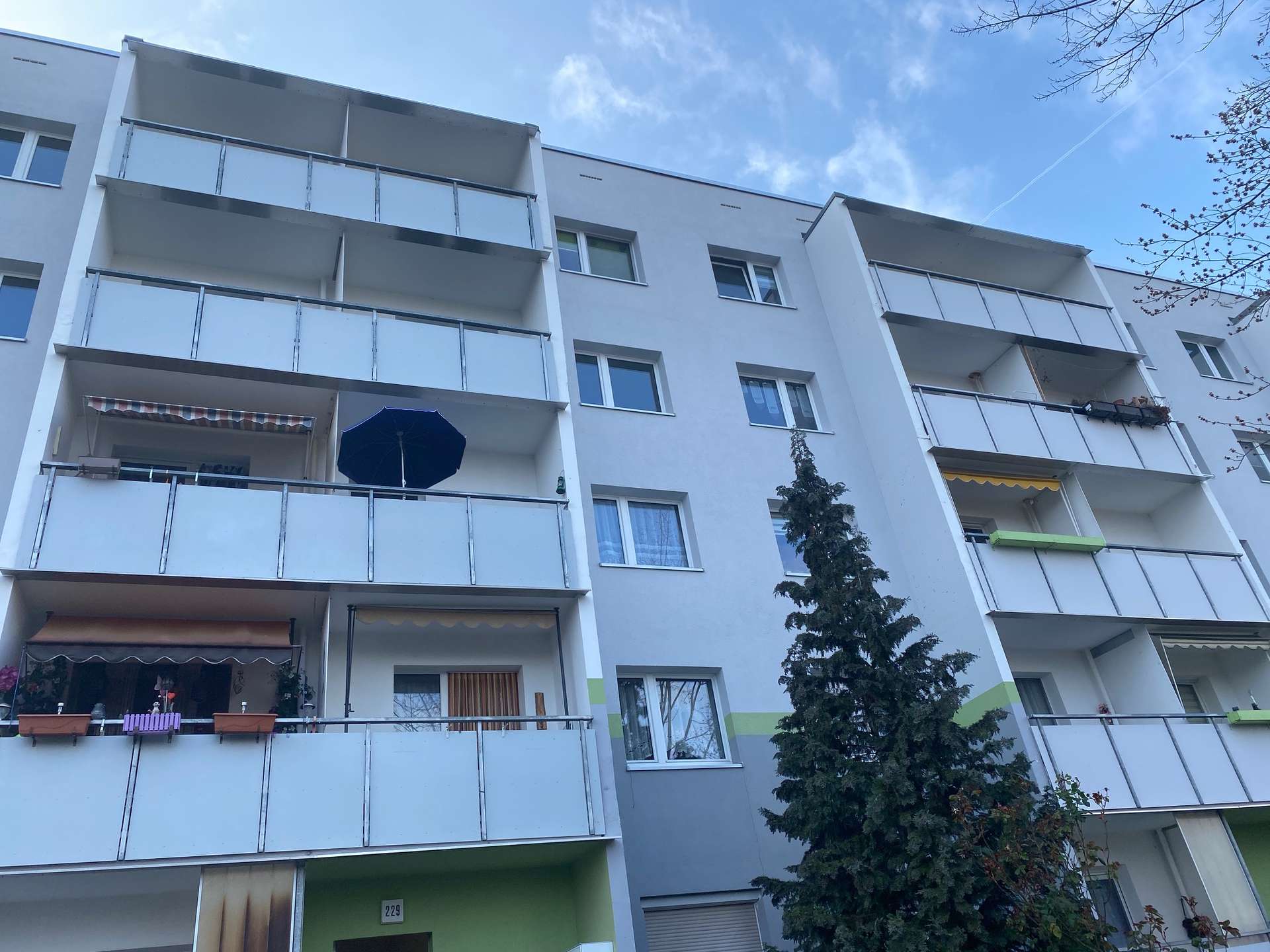 Bezugsfertige 3-Raum Wohnung mit Einbauküche und Blick ins Grüne!