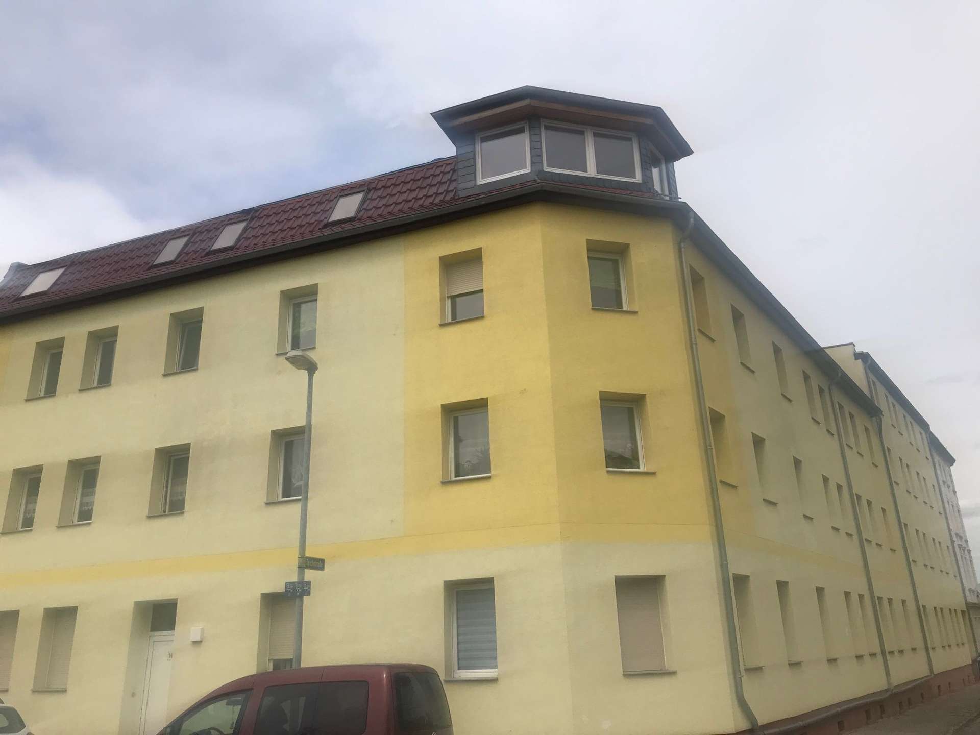 1x Nettokaltmiete frei, helle DG-Wohnung mit Balkon, Wanne und Dusche!