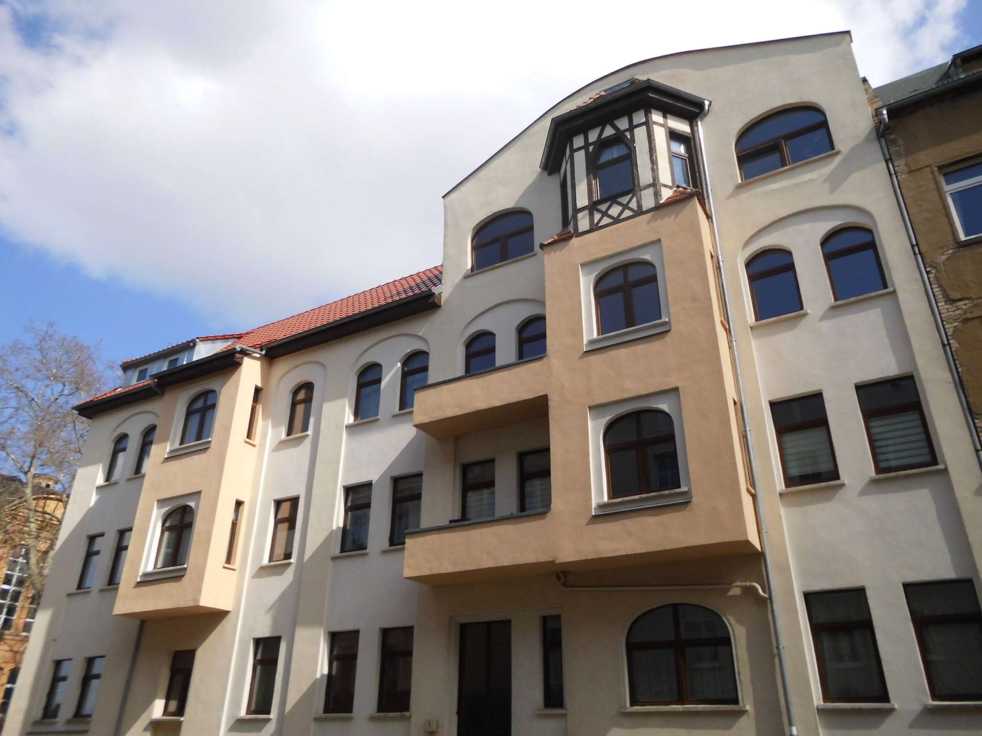 Küche & Bad mit Fenster, Eckbadewanne und Balkon!