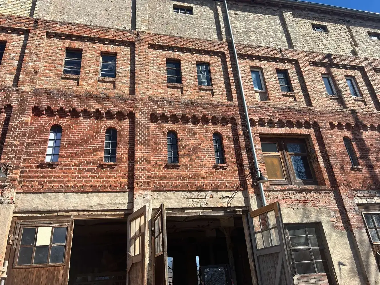 Lichtdurchflutete Räumlichkeiten mit Industriecharme – Werkstatt, Galerie oder Lager in alter Fabrik