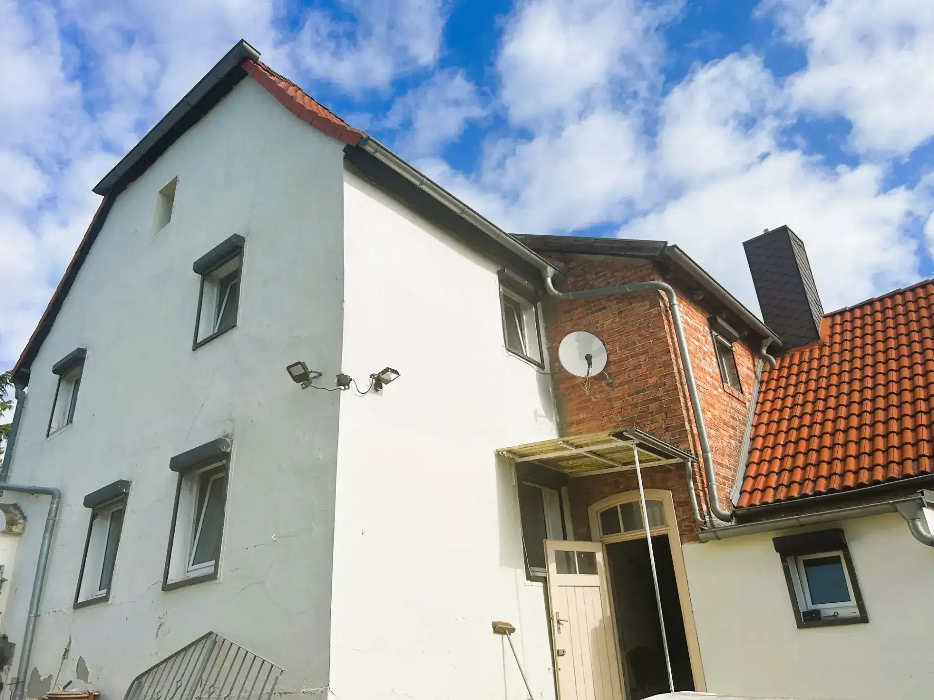 Historie trifft Substanz – einzigartiges Haus mit Hof, Brunnen, Nebengelasse, Garage & Kellergewölbe zu verkaufen!