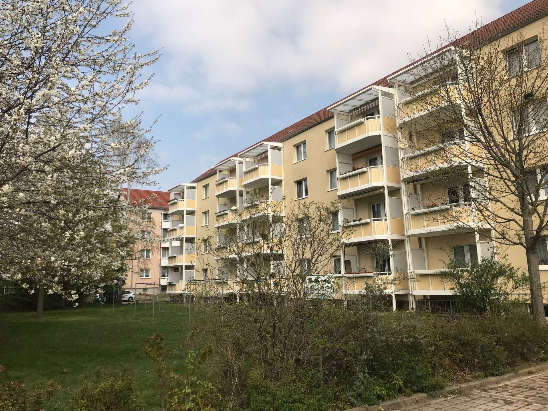 Erstbezug nach Instandsetzung, Einbauküche, Loggia und Stellplatz!