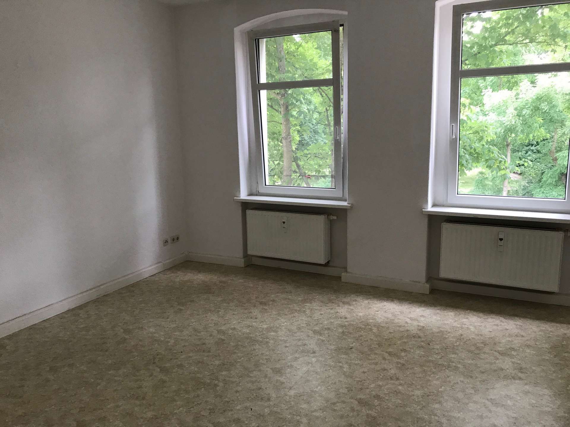 Wohnung mit großem Wohnzimmer, Bad mit Wanne in Ammendorf!