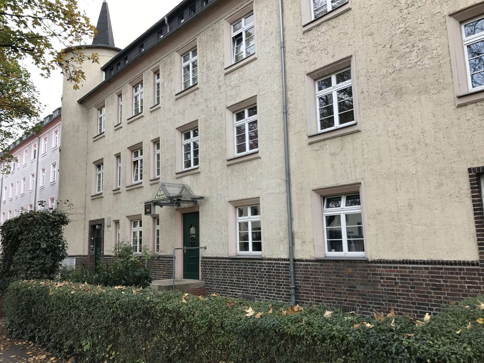 Ohne Kaution! Dachgeschosswohnung mit Sichtbalken und Einbauküche!