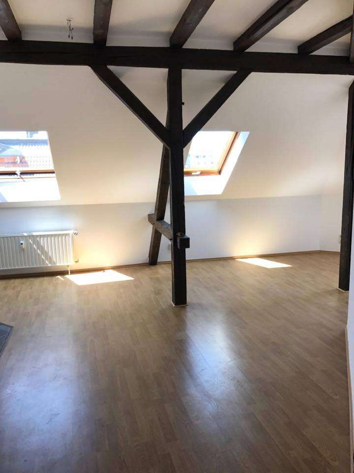 DACHGESCHOSSWOHNUNG MIT DACHBALKEN IM BELIEBTEN ORTSTEIL PLAGWITZ!