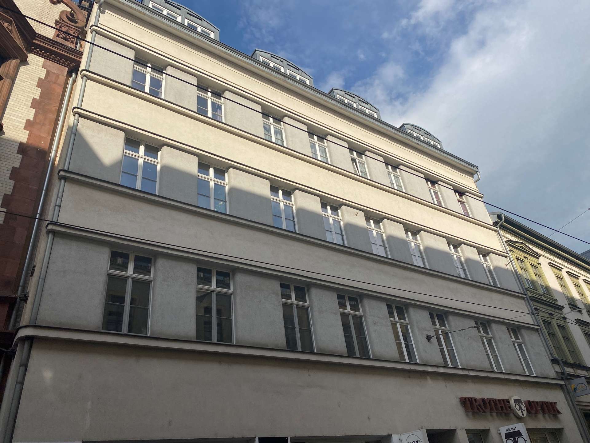 Komplett instand gesetzte Wohnung in Randlage von Halle-Neustadt, idyllisch im Grünen &amp; Loggia als Wintergarten!