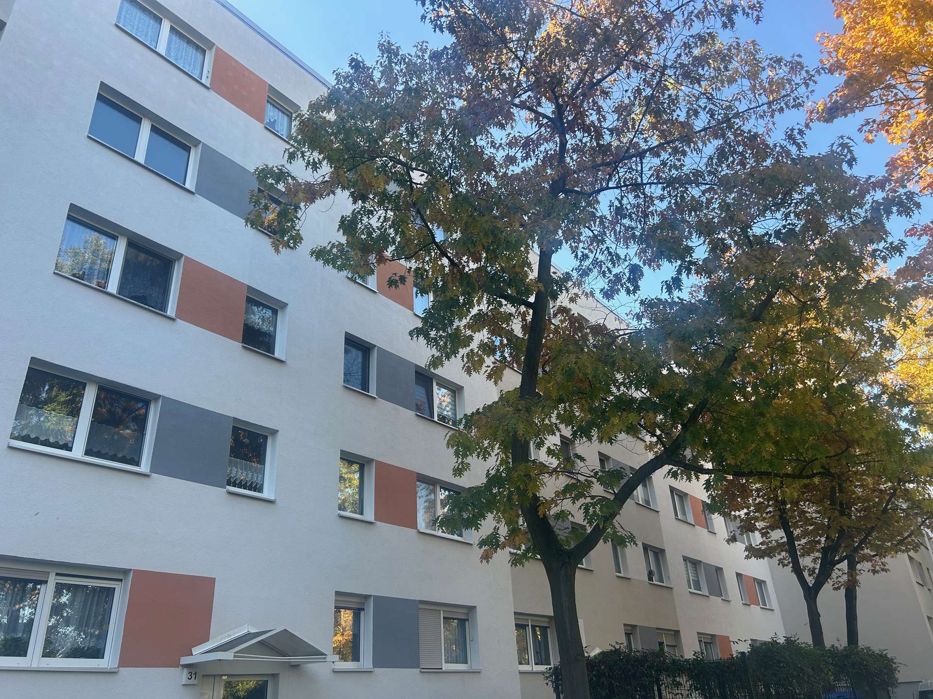 Verkauft! Drei Eigentumswohnungen in Randlage von Halle-Neustadt, idyllisch im Grünen & Loggia!