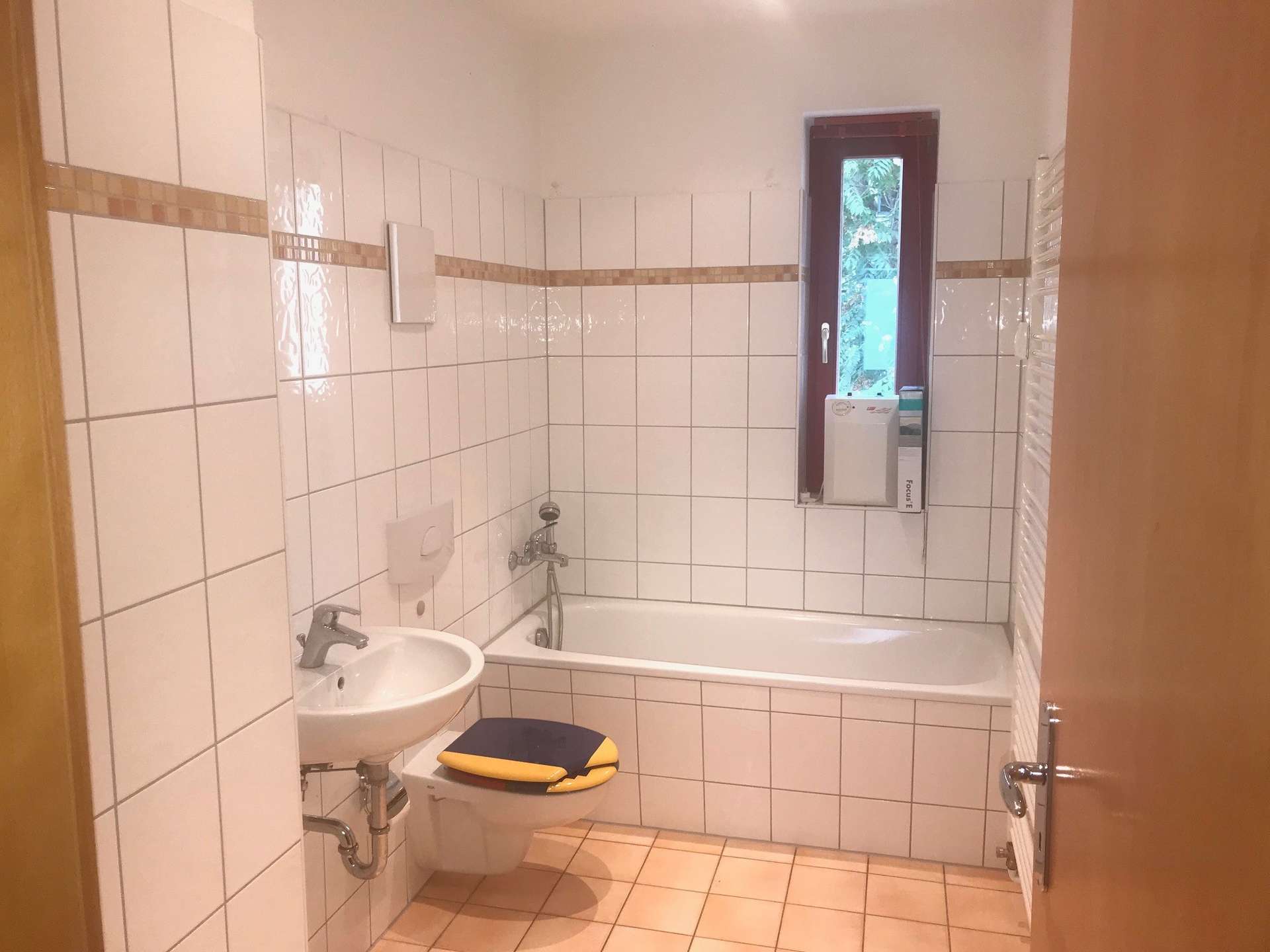 Idyllisch gelegene 2 Zimmer Wohnung, Küche & Bad mit Fenster und Balkon!