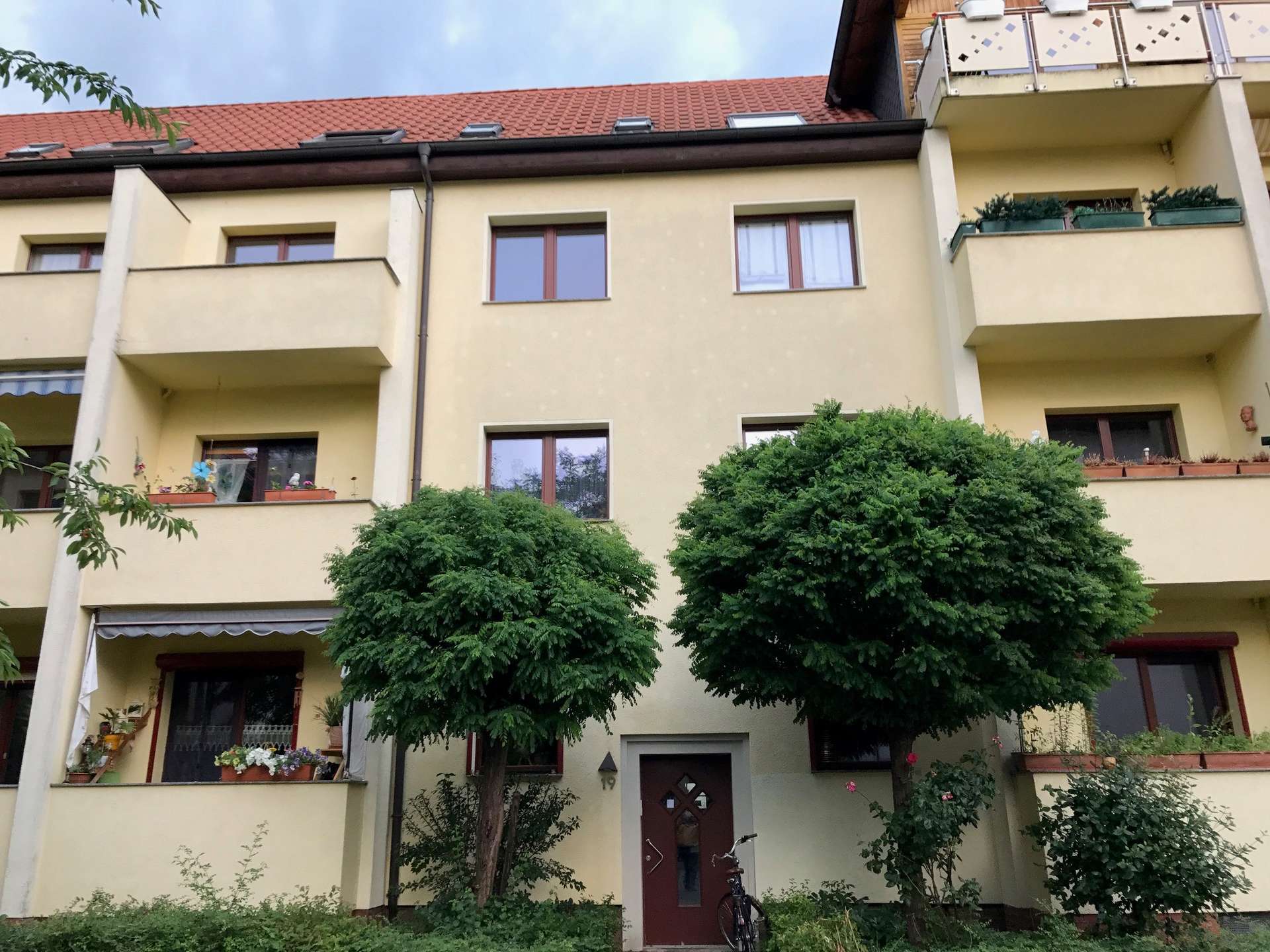 Ruhig gelegene 2 Zimmer Wohnung, Küche & Bad mit Fenster und Balkon!