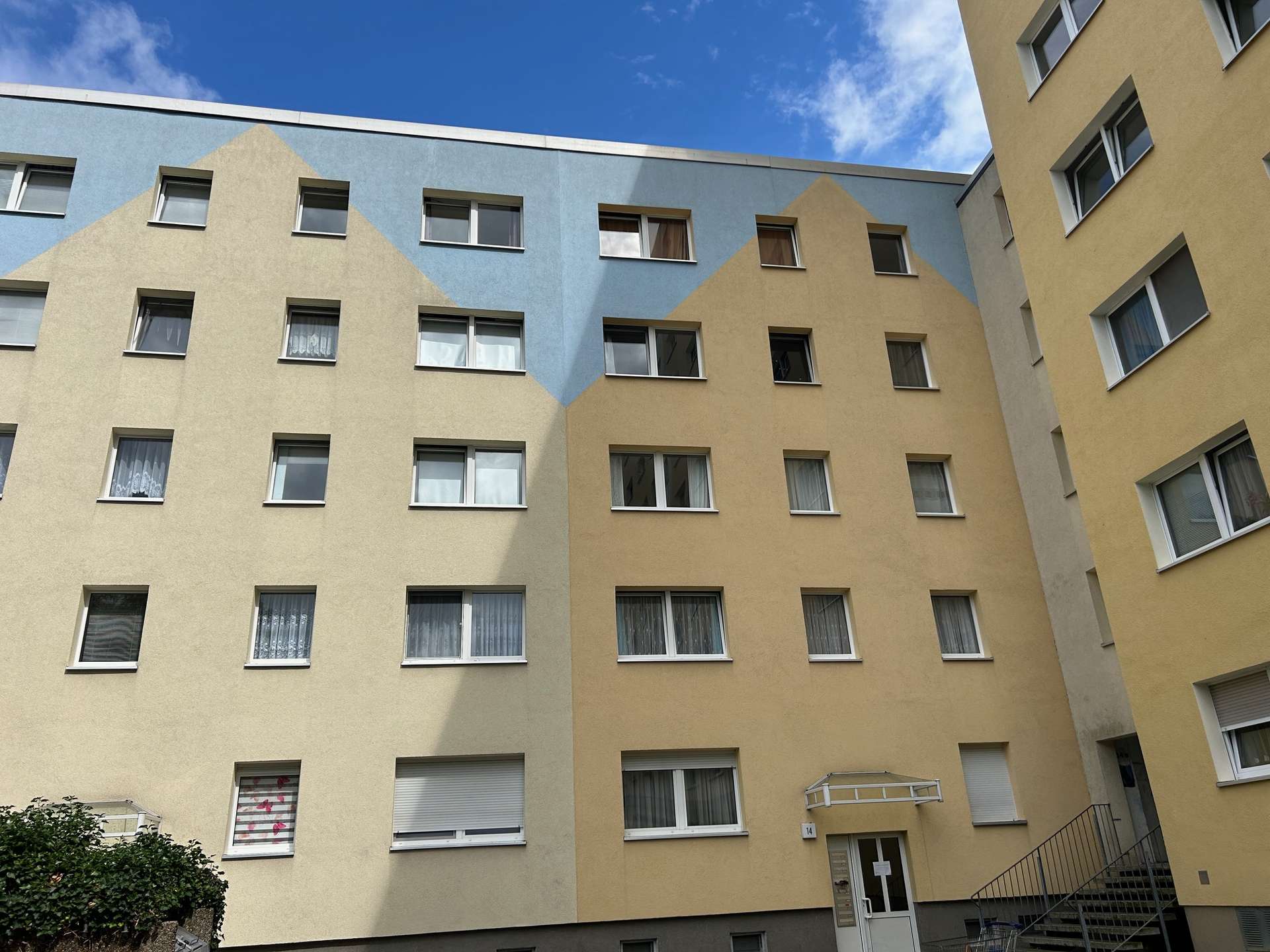 Modern wohnen am Stadtrand: Renovierte Wohnung mit Loggia im grünen Halle-Neustadt!