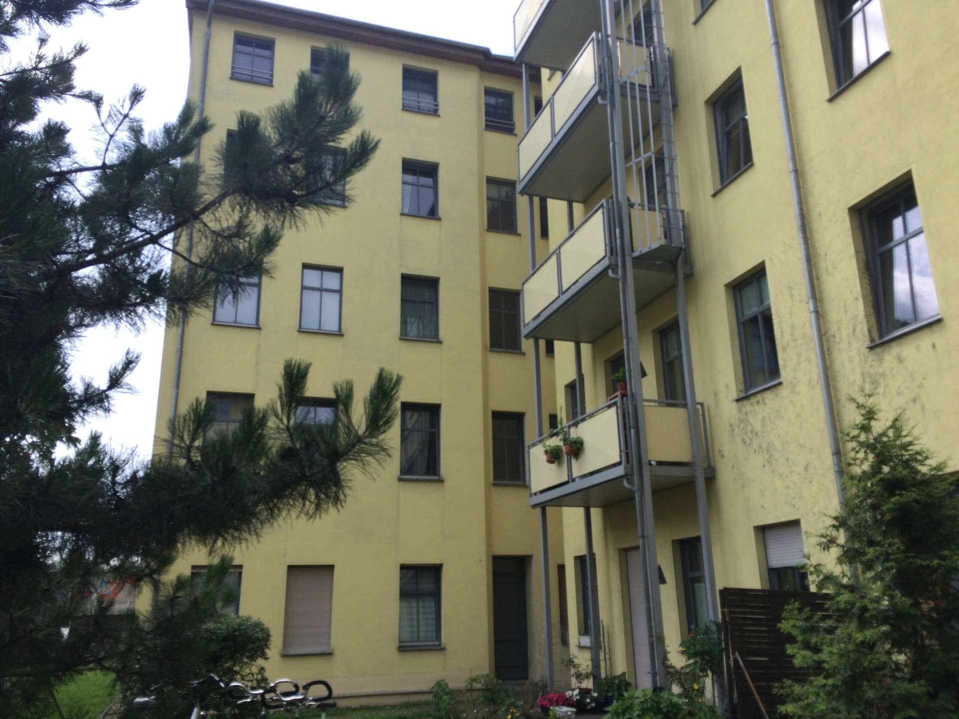2 Raum Wohnung mit Balkon, Küche mit Fenster, Bad mit Dusche!
