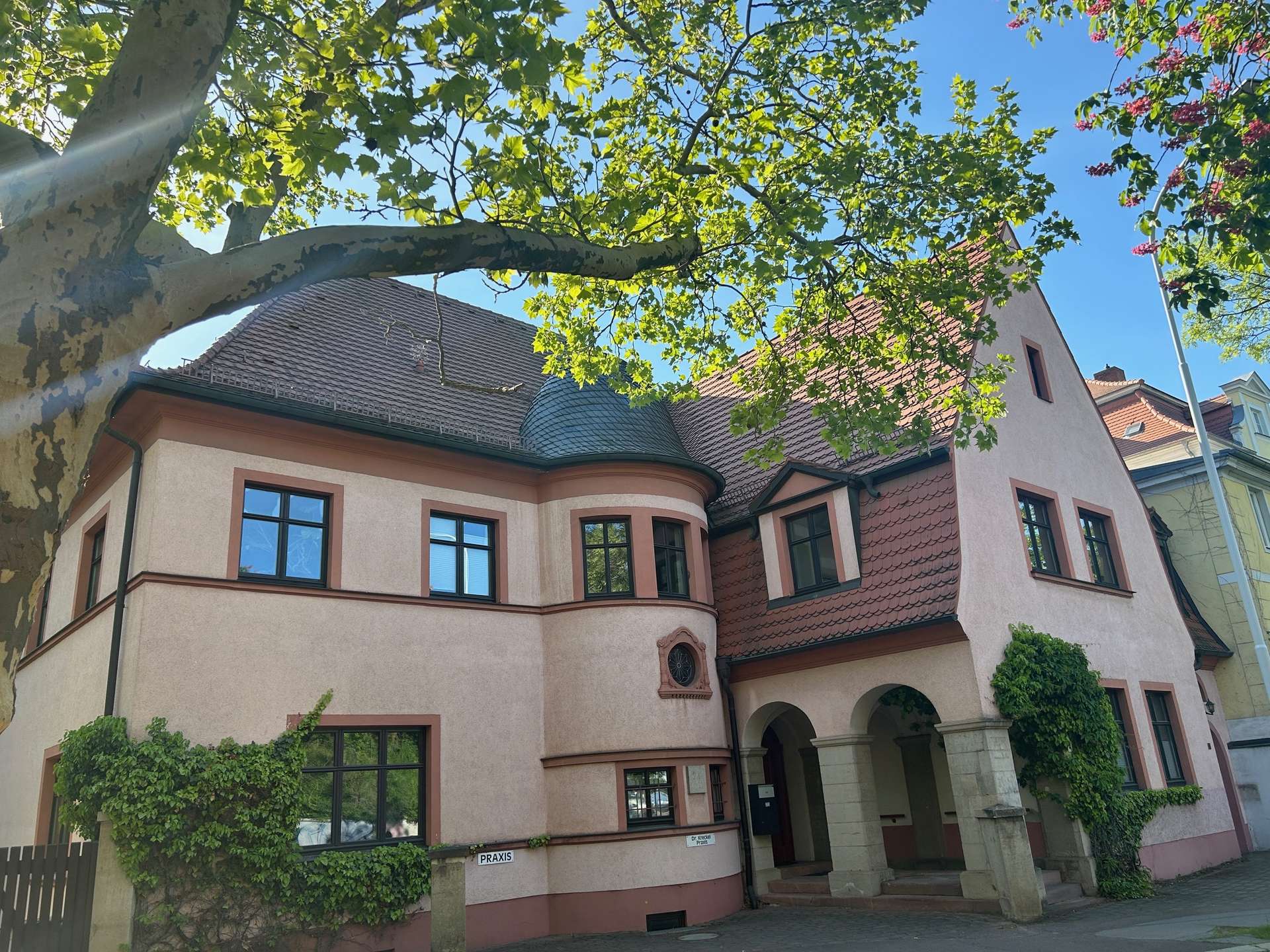 Vermietet! Exklusive Gewerbeeinheit inkl. 2 Stellplätzen & Lagermöglichkeiten in der Innenstadt!